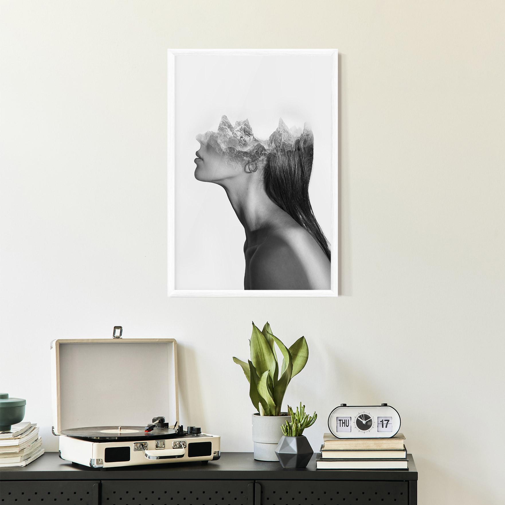 Poster Înrămat Woman Mountains View mockup 2