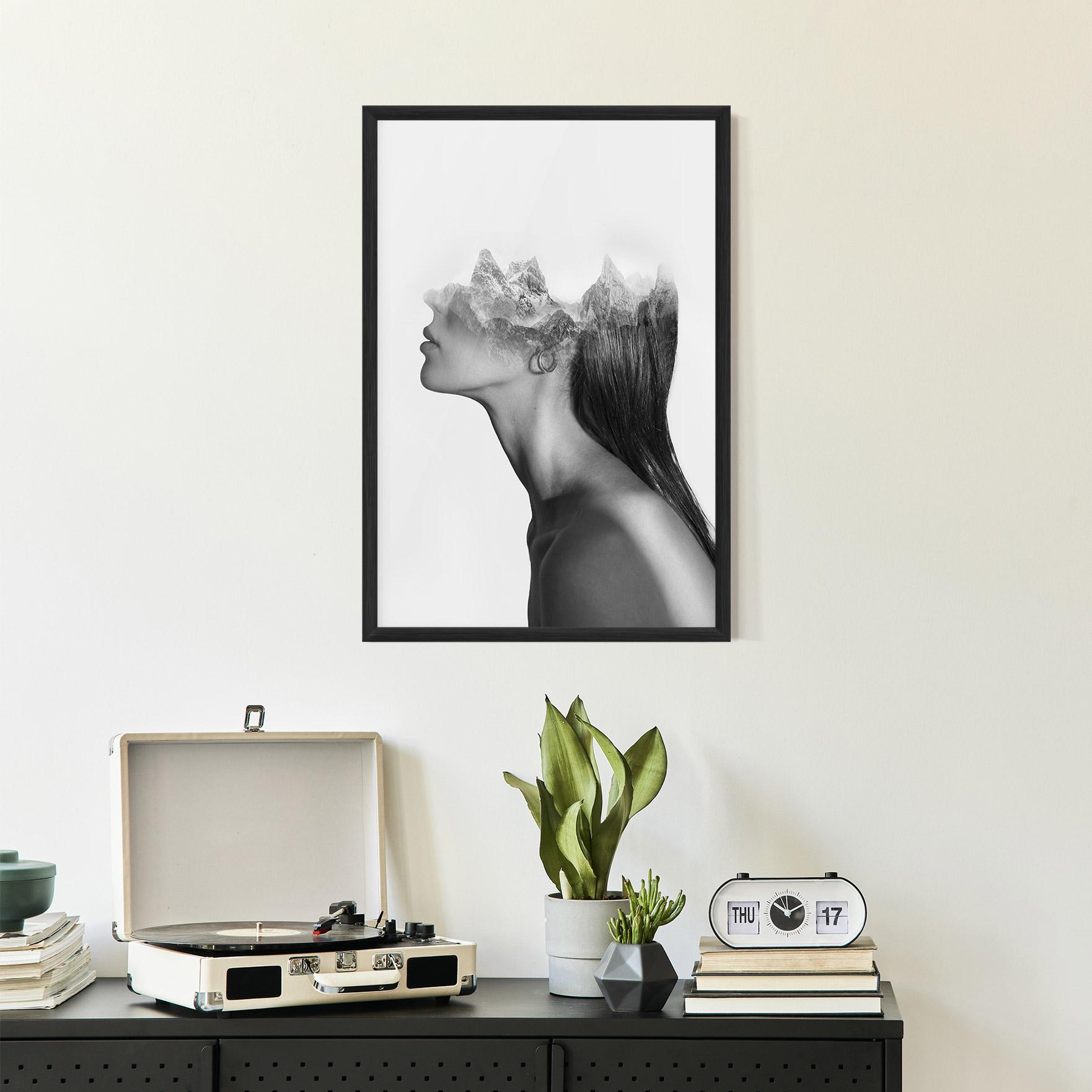 Poster Înrămat Woman Mountains View mockup 2