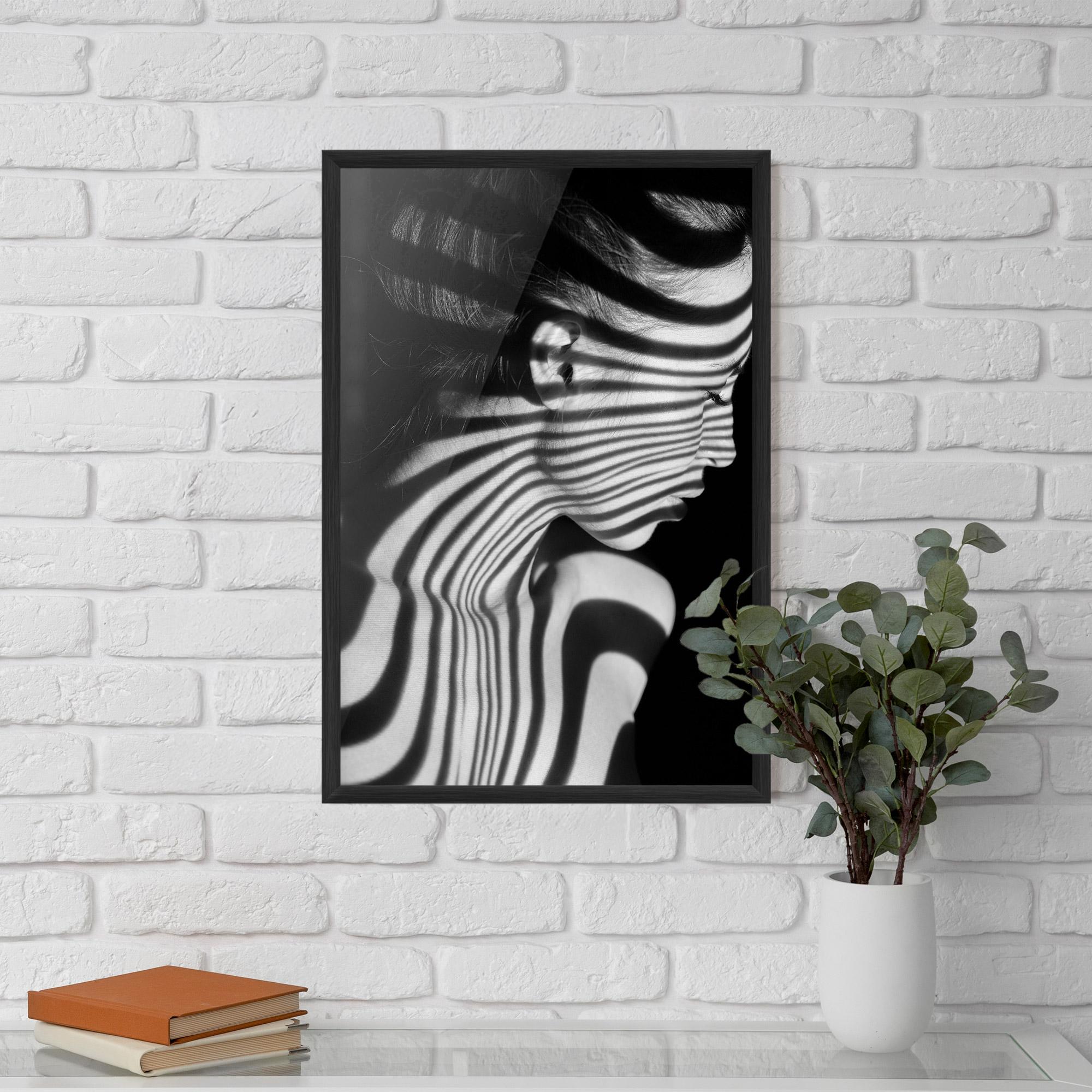 Poster Înrămat Zebra Stripes Woman mockup 5
