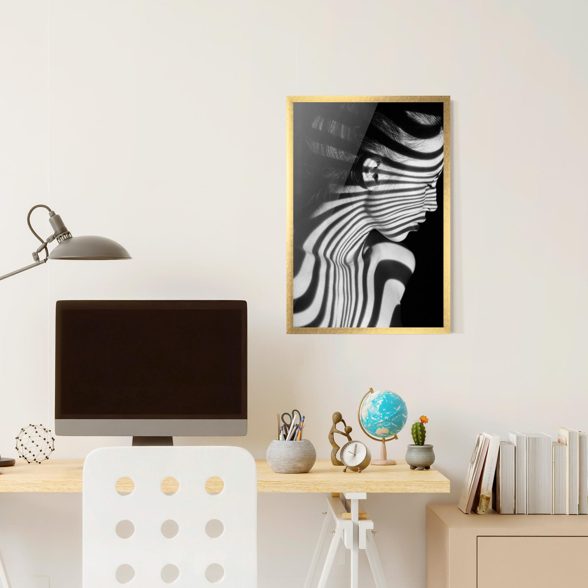Poster Înrămat Zebra Stripes Woman mockup 6
