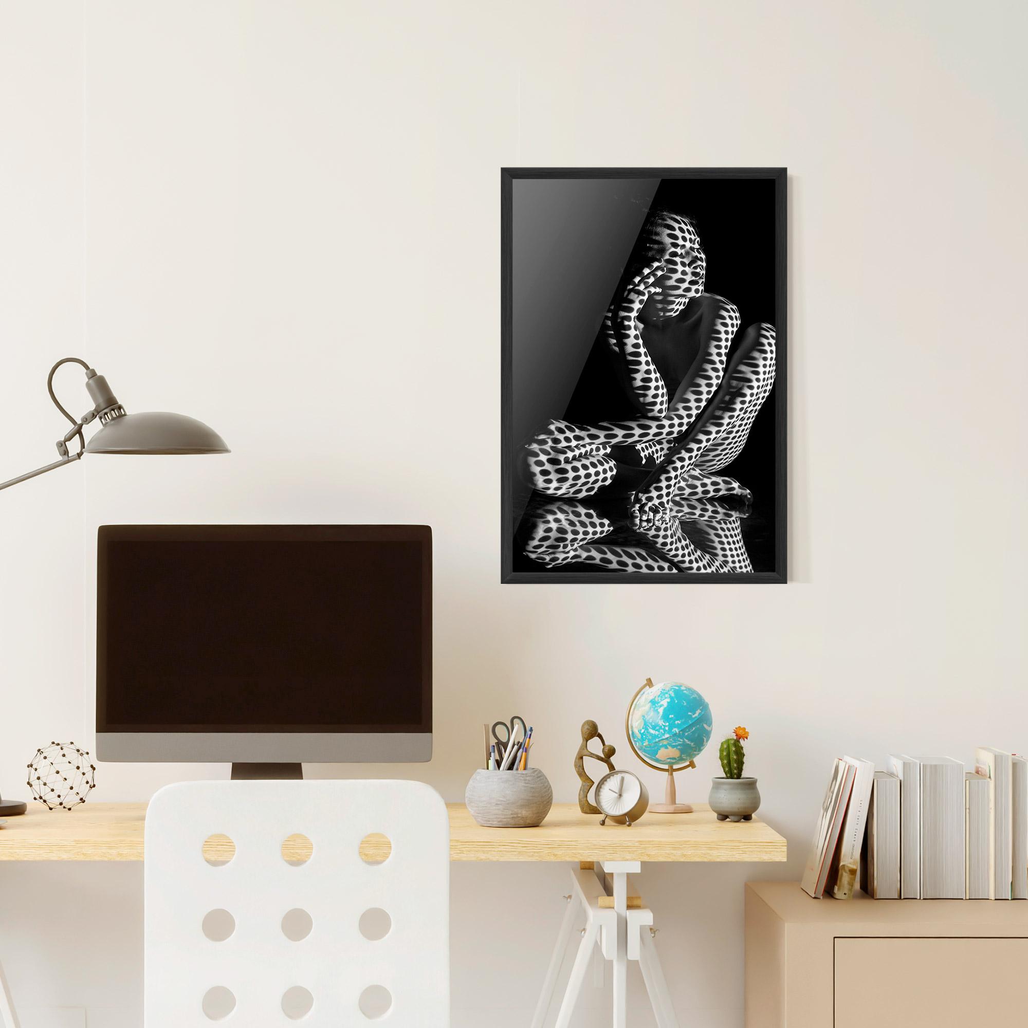 Poster Înrămat Black White Pattern Woman mockup 6