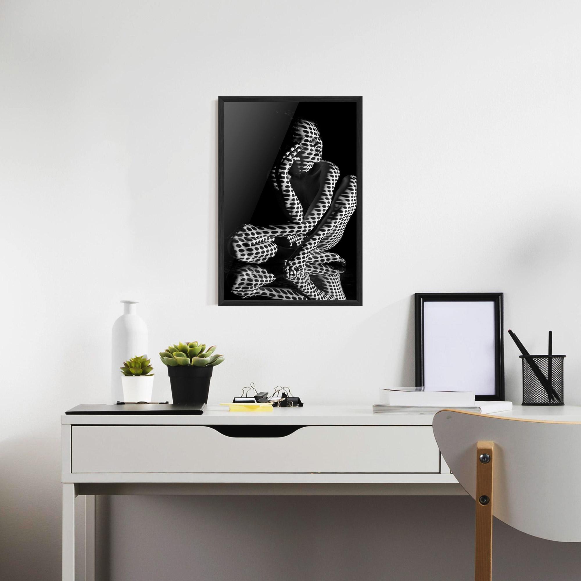 Poster Înrămat Black White Pattern Woman mockup 7