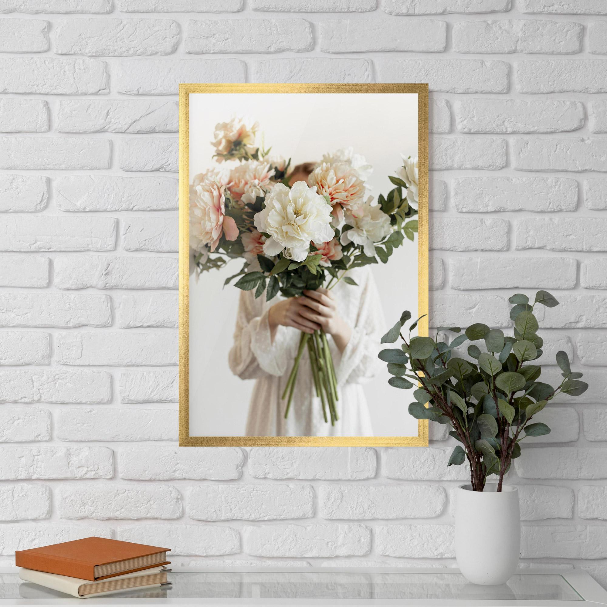 Poster Înrămat Bouquet Holding mockup 5