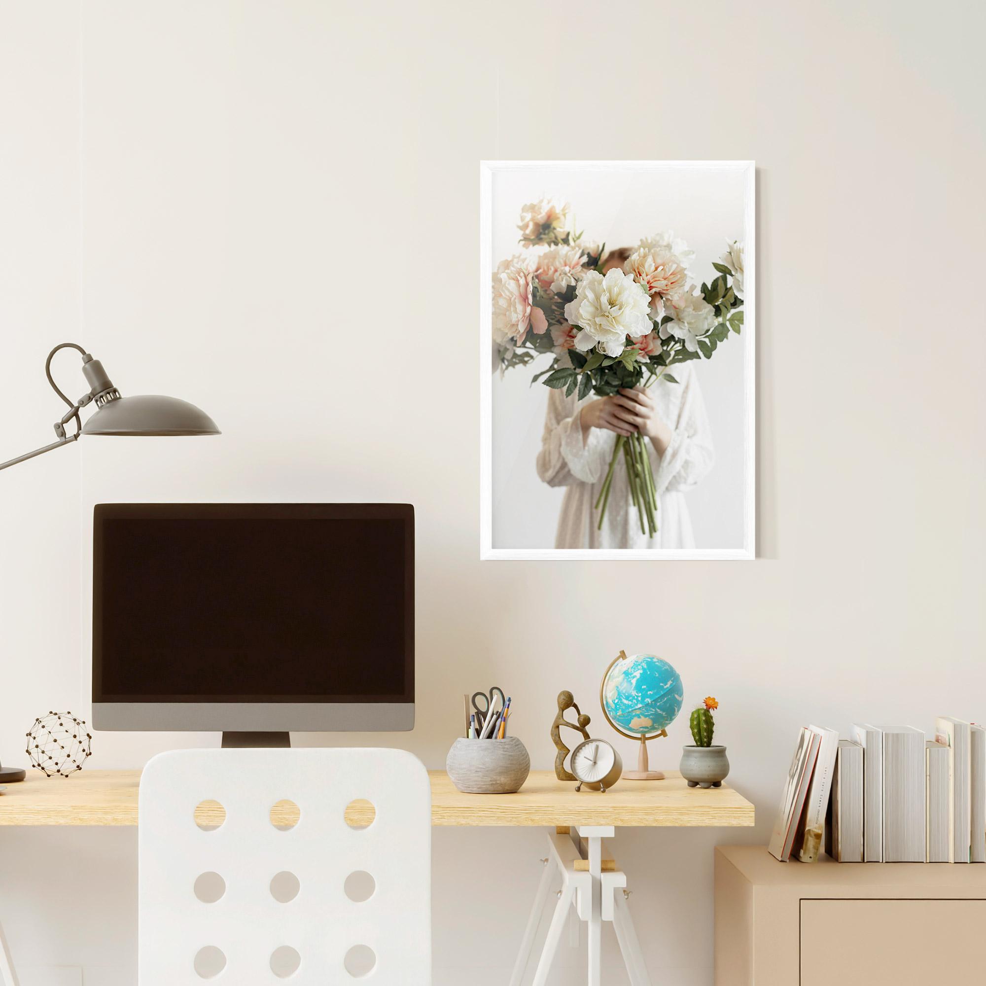 Poster Înrămat Bouquet Holding mockup 6