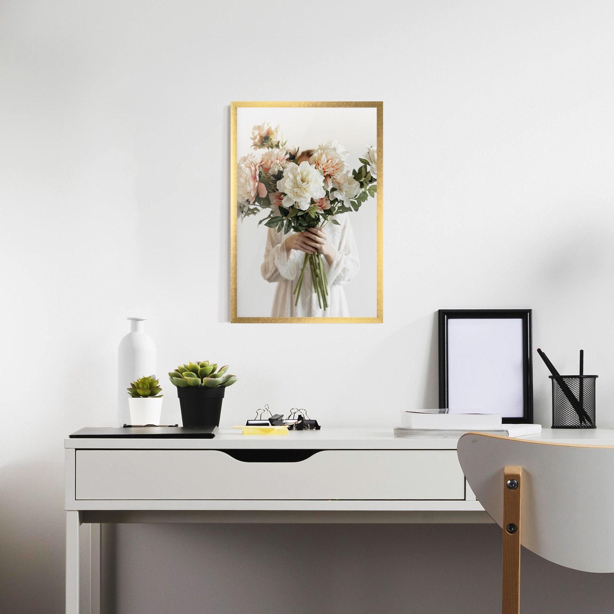 Poster Înrămat Bouquet Holding mockup 7