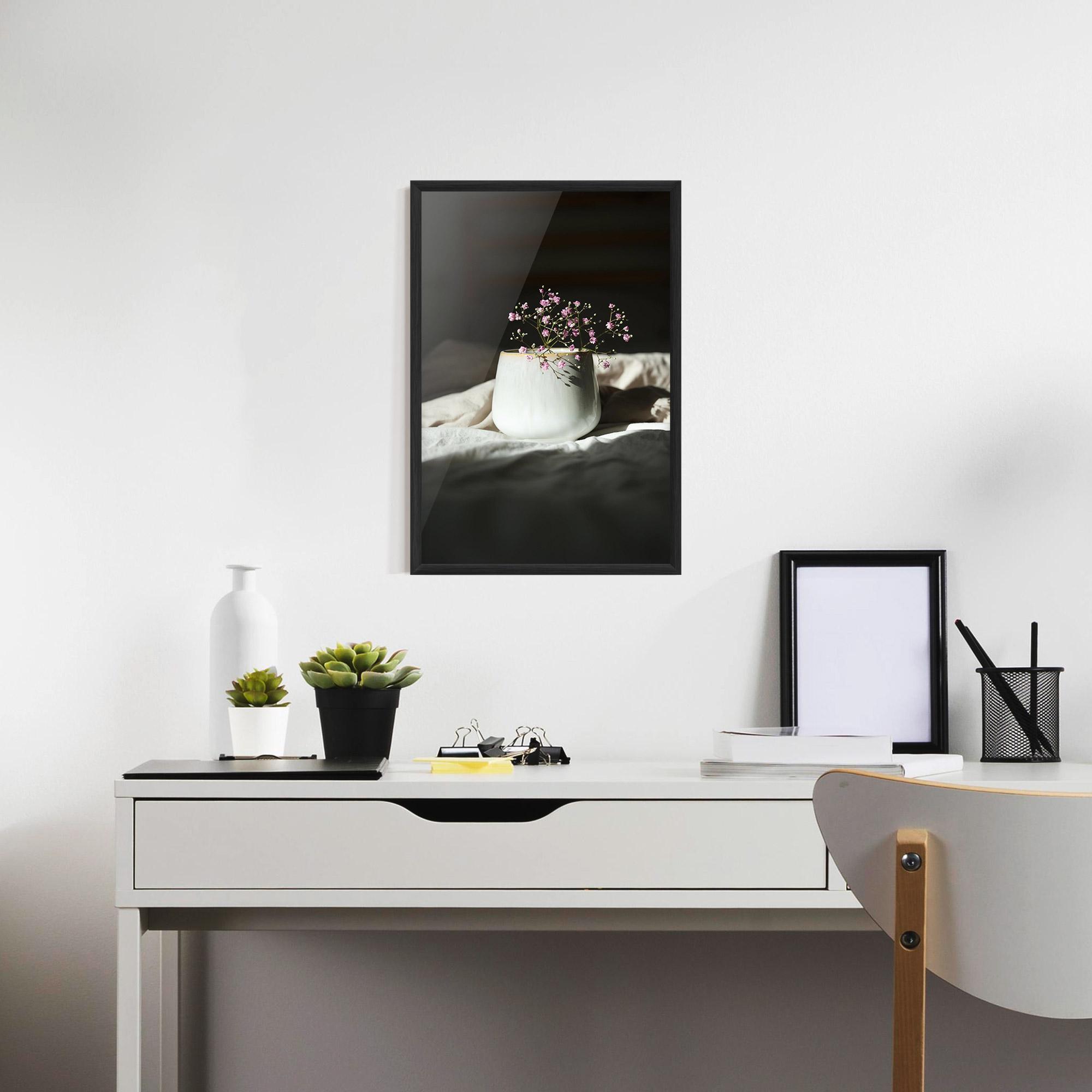 Poster Înrămat Tiny Purple Pant Vase mockup 7