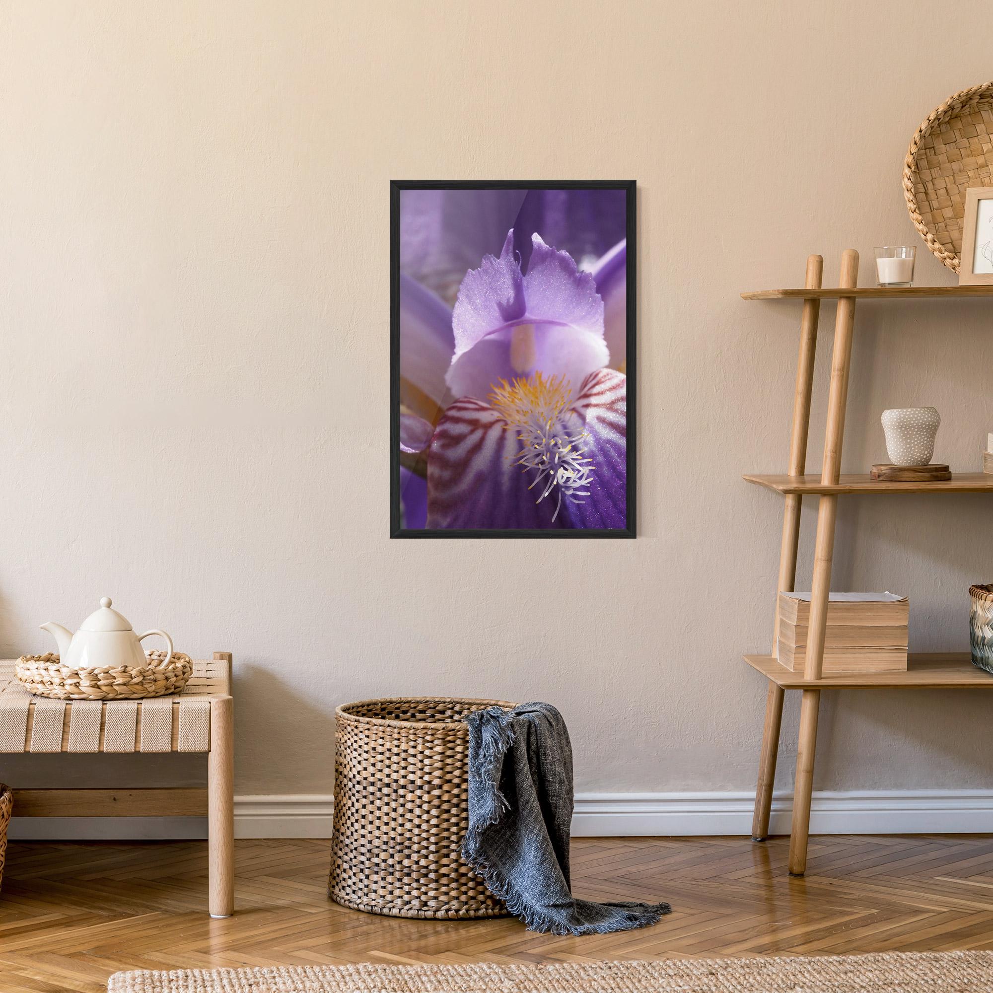 Poster Înrămat Purple Iris Close Up mockup 9