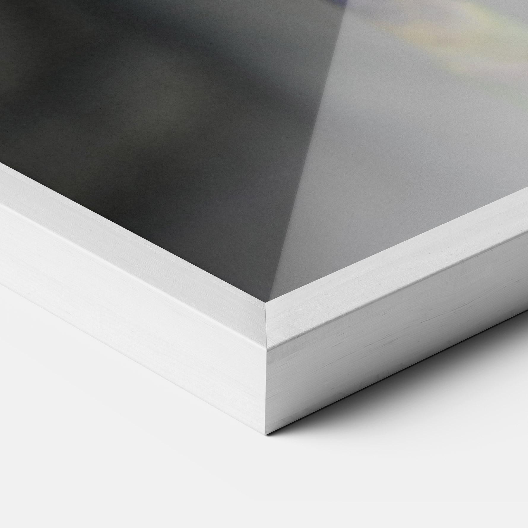 Poster Înrămat Purple Iris On Gray mockup 3