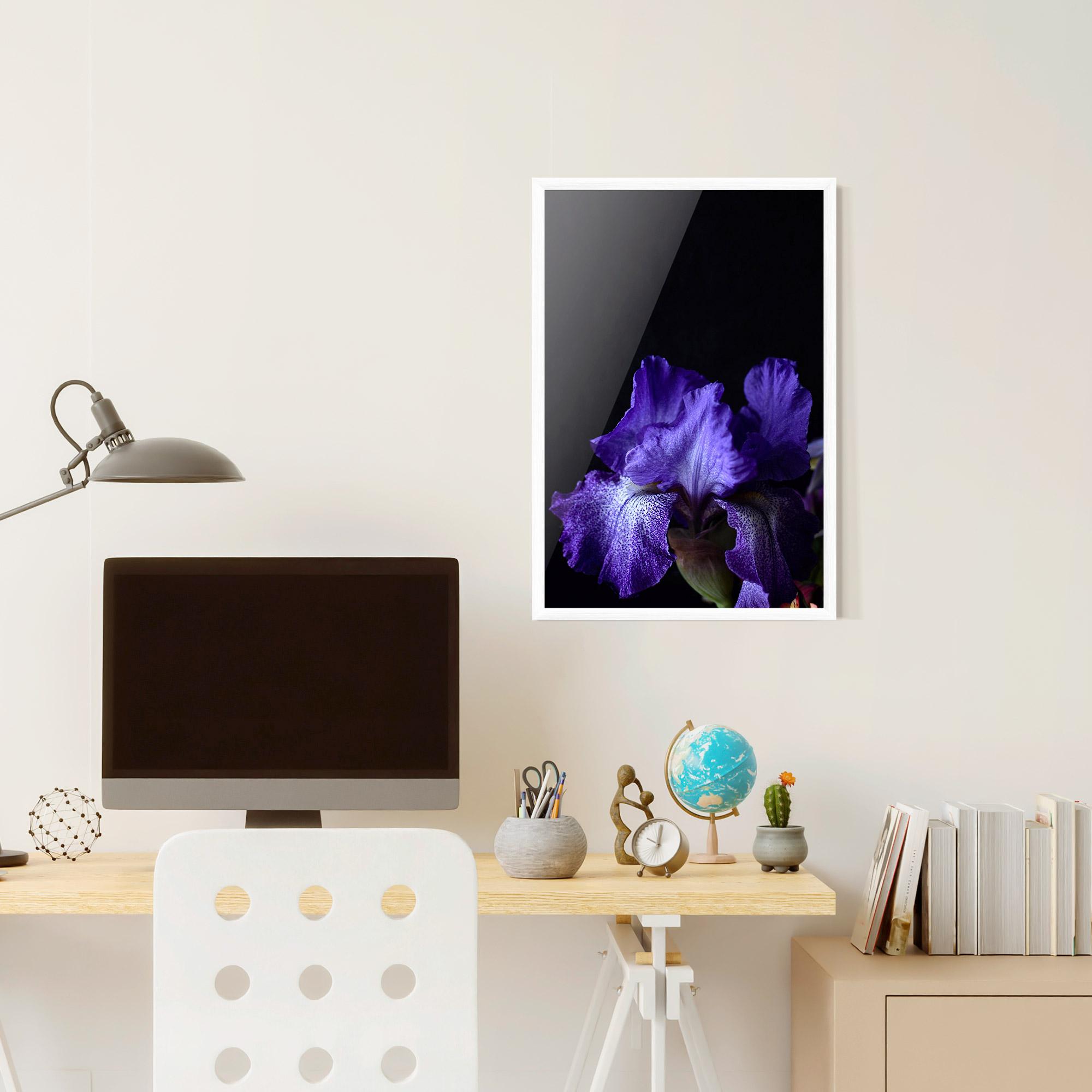 Poster Înrămat Dark Purple Iris On Black mockup 6