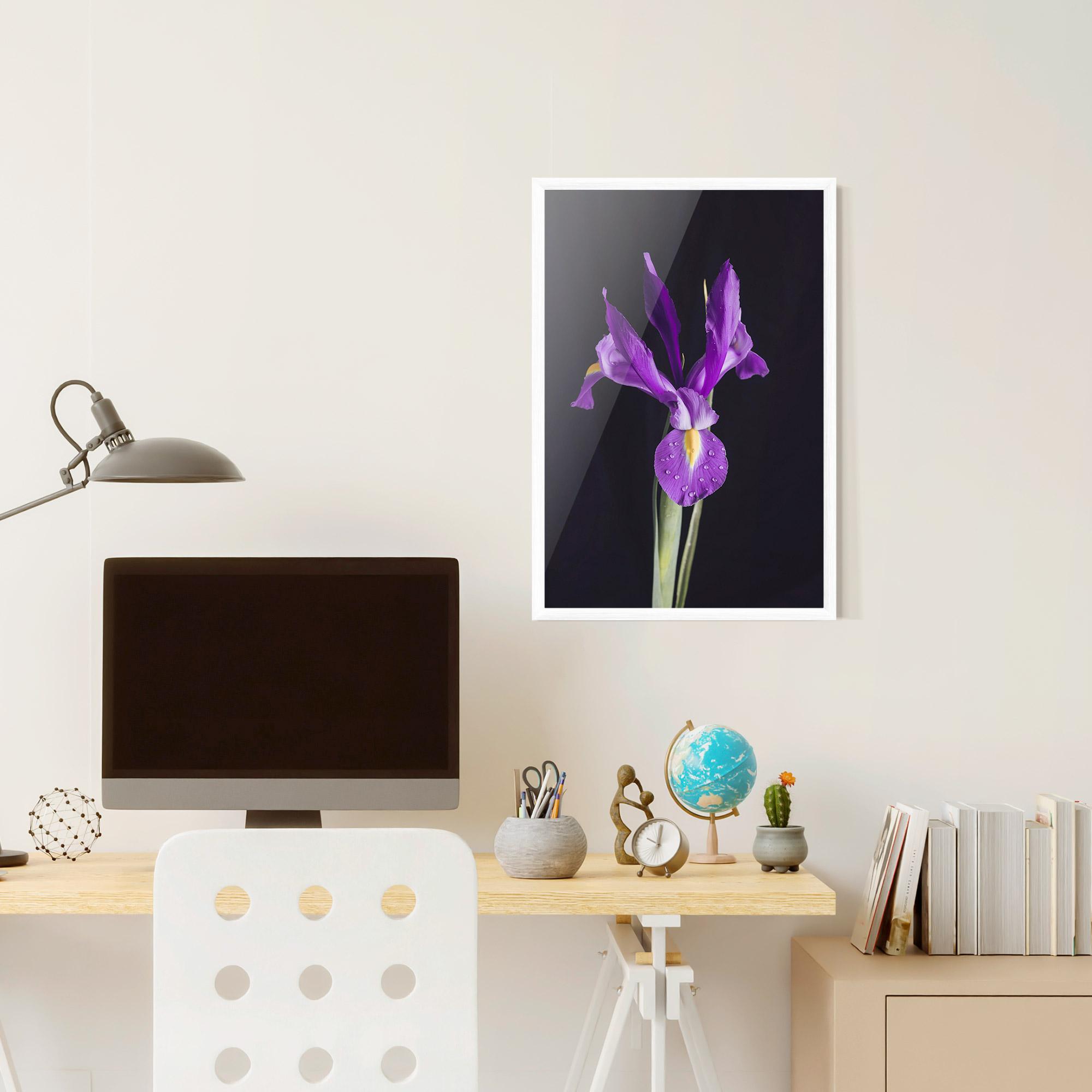 Poster Înrămat Fresh Purple Iris mockup 6