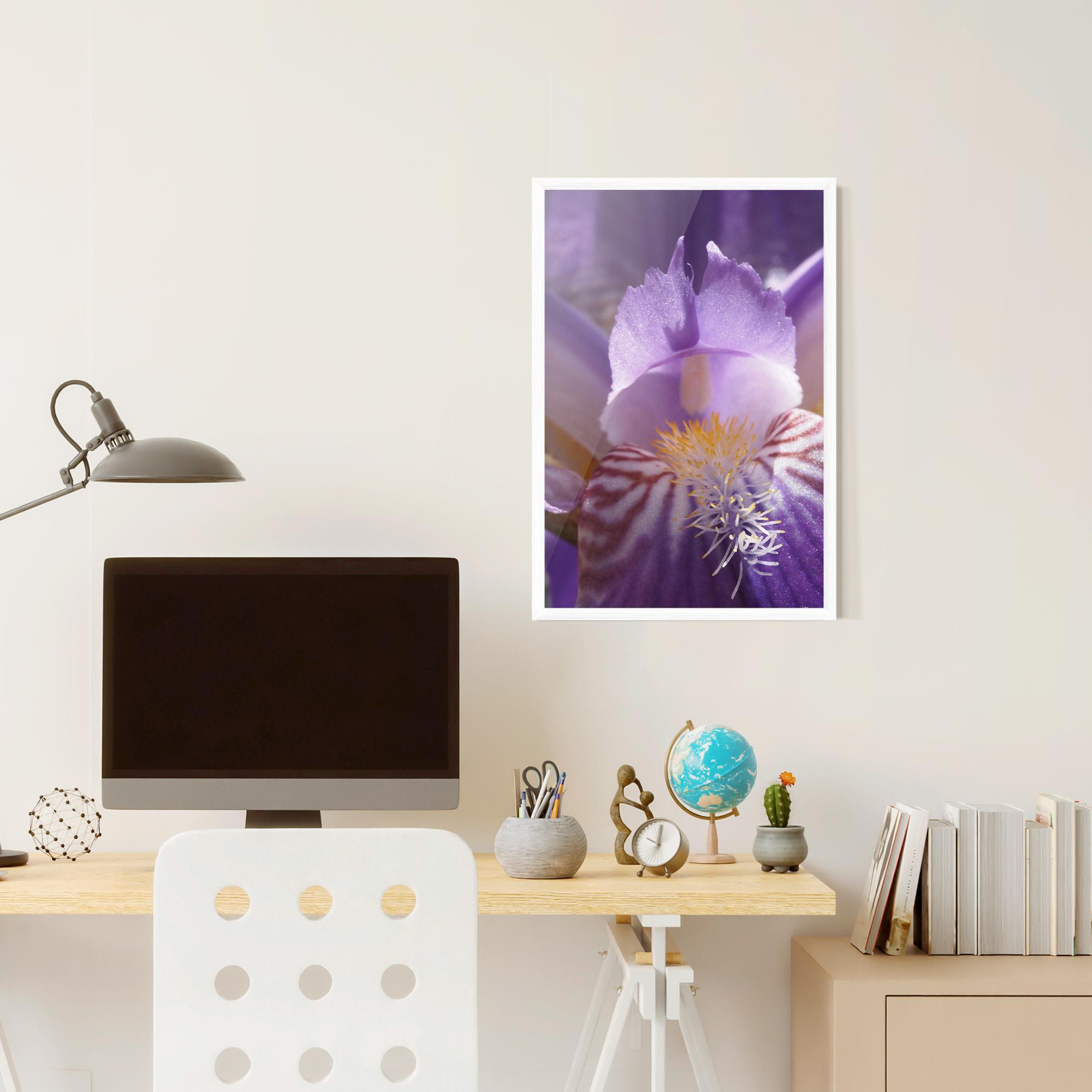 Poster Înrămat Purple Iris Close Up mockup 6