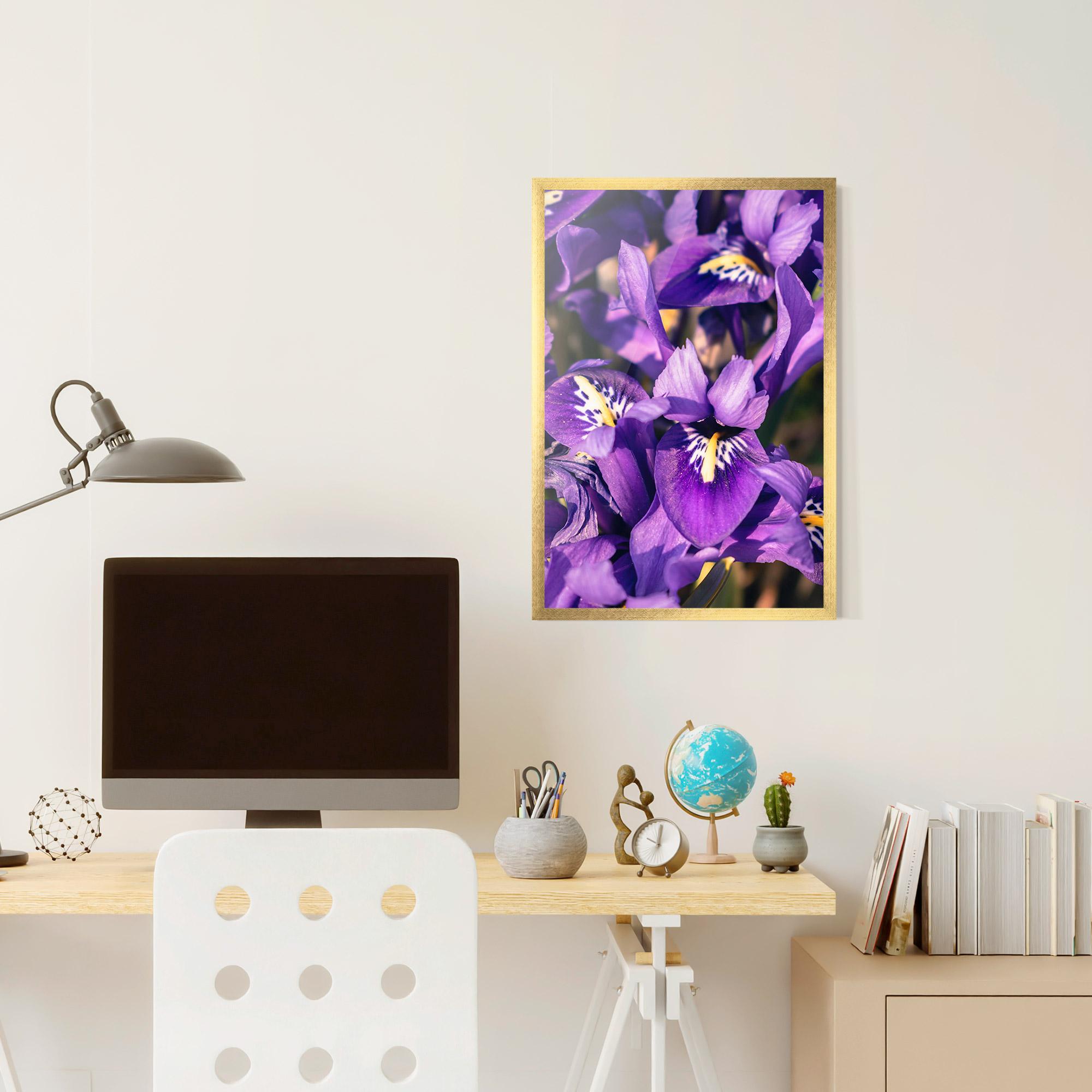 Poster Înrămat Small Purple Iris mockup 6