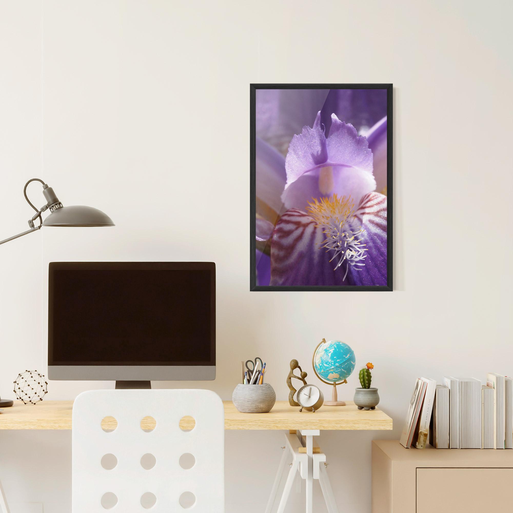 Poster Înrămat Purple Iris Close Up mockup 6