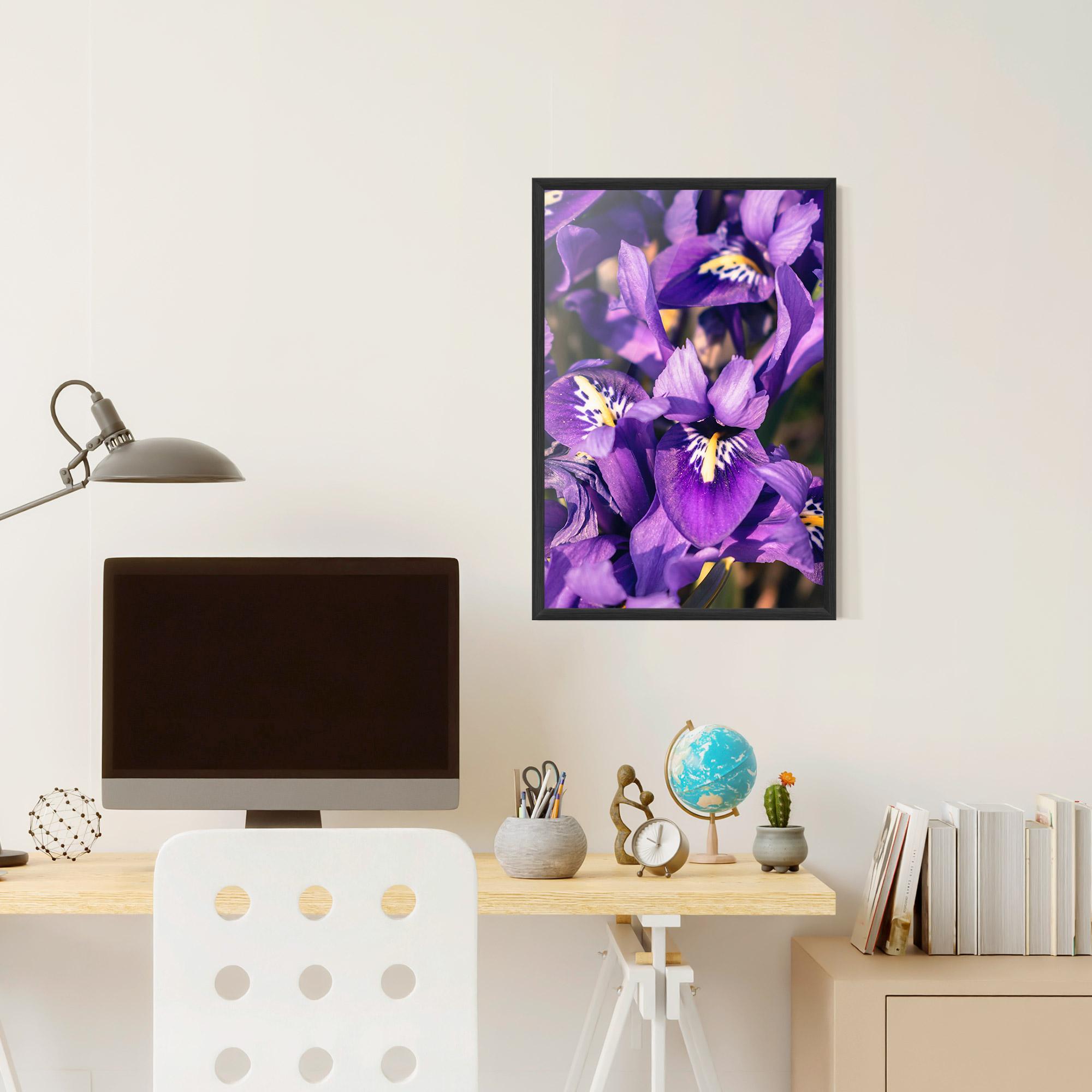 Poster Înrămat Small Purple Iris mockup 6