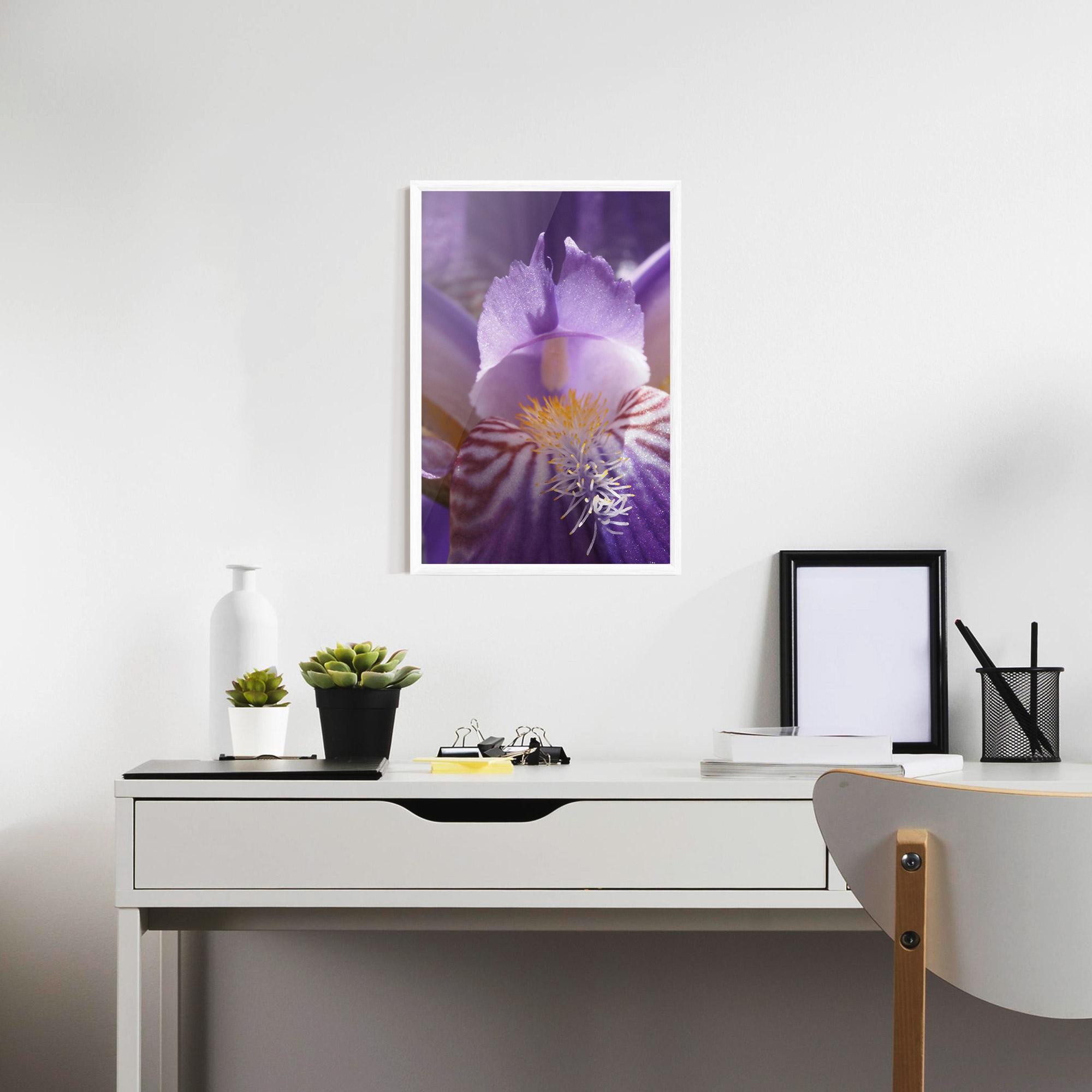 Poster Înrămat Purple Iris Close Up mockup 7