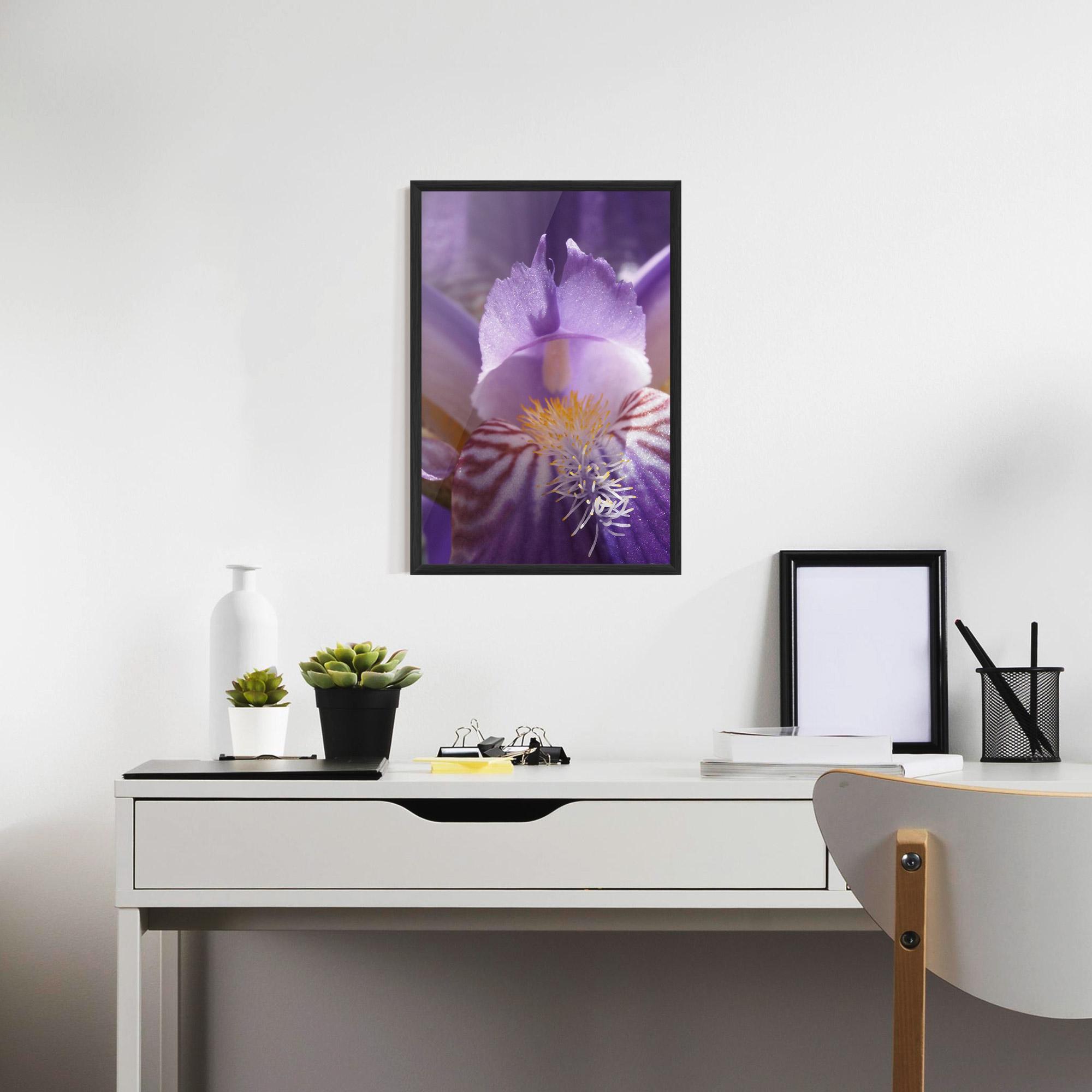 Poster Înrămat Purple Iris Close Up mockup 7
