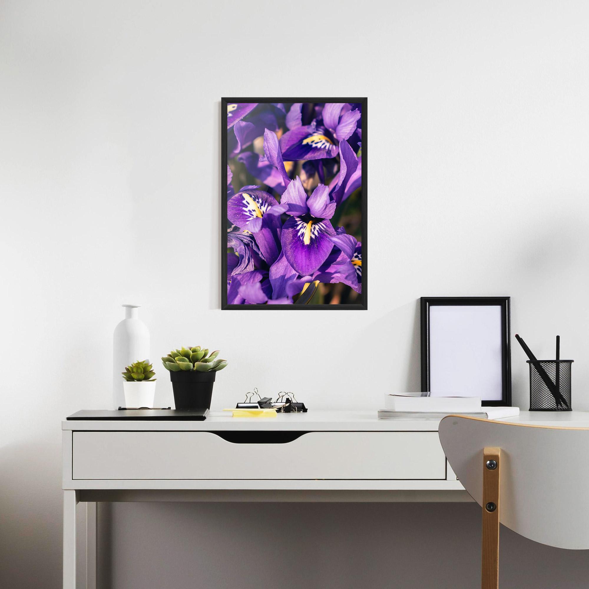 Poster Înrămat Small Purple Iris mockup 7