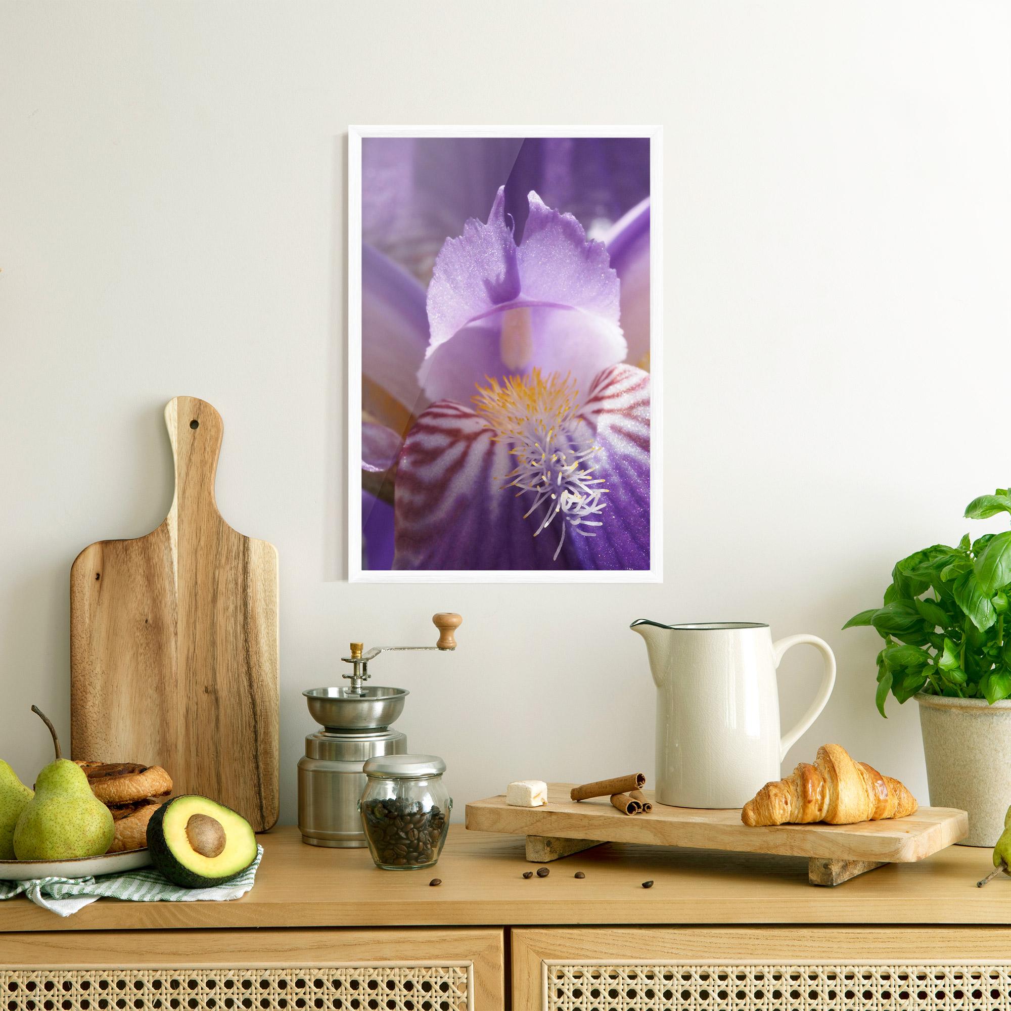 Poster Înrămat Purple Iris Close Up mockup 8