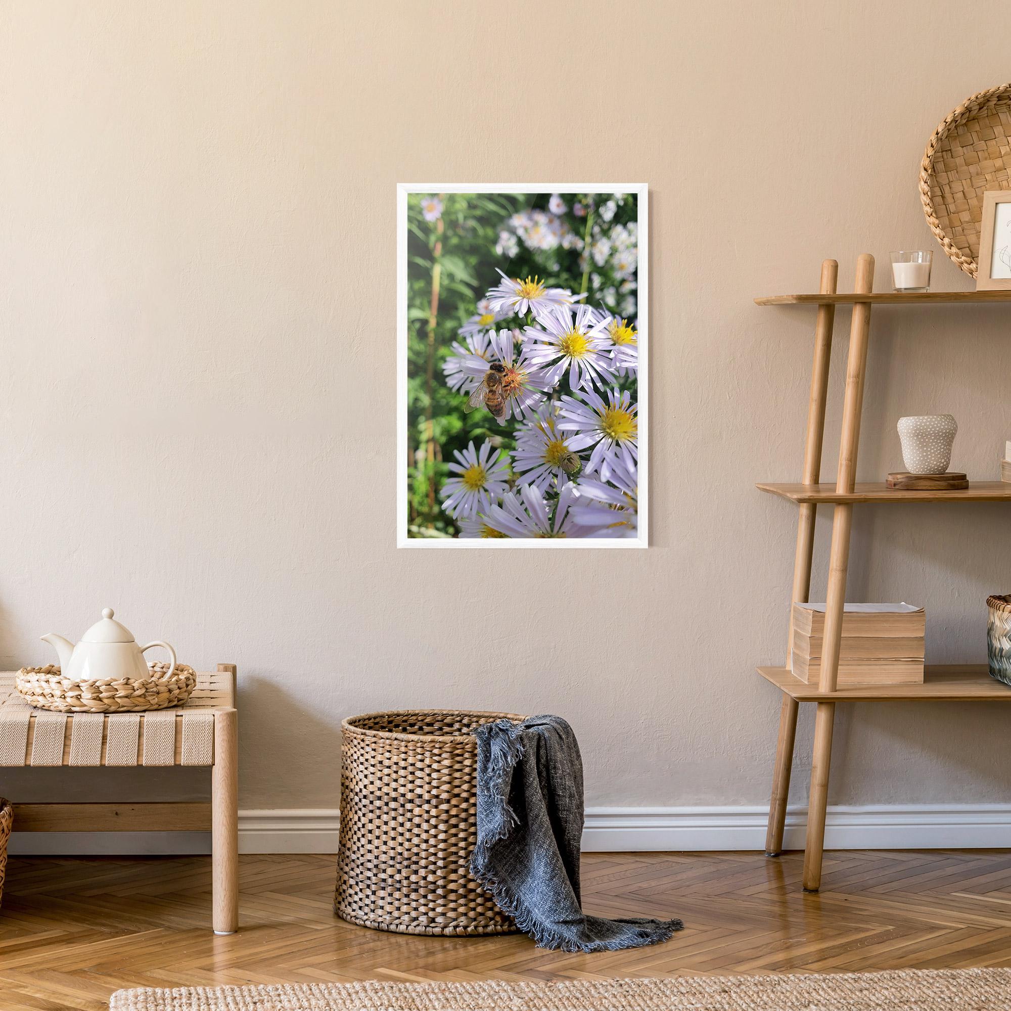 Poster Înrămat Bee On Light Purple Daisy mockup 9