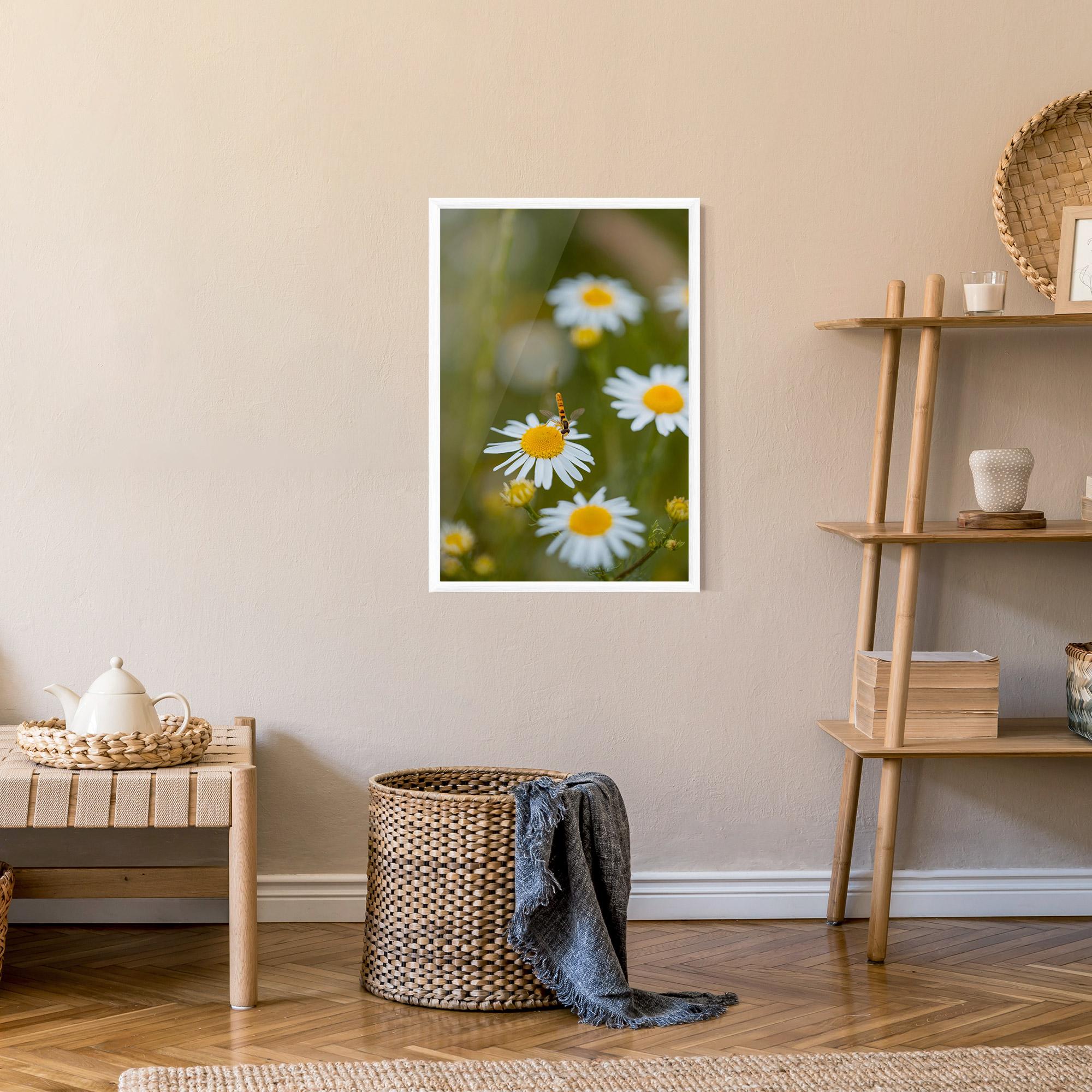 Poster Înrămat Bug On Small Daisy mockup 9
