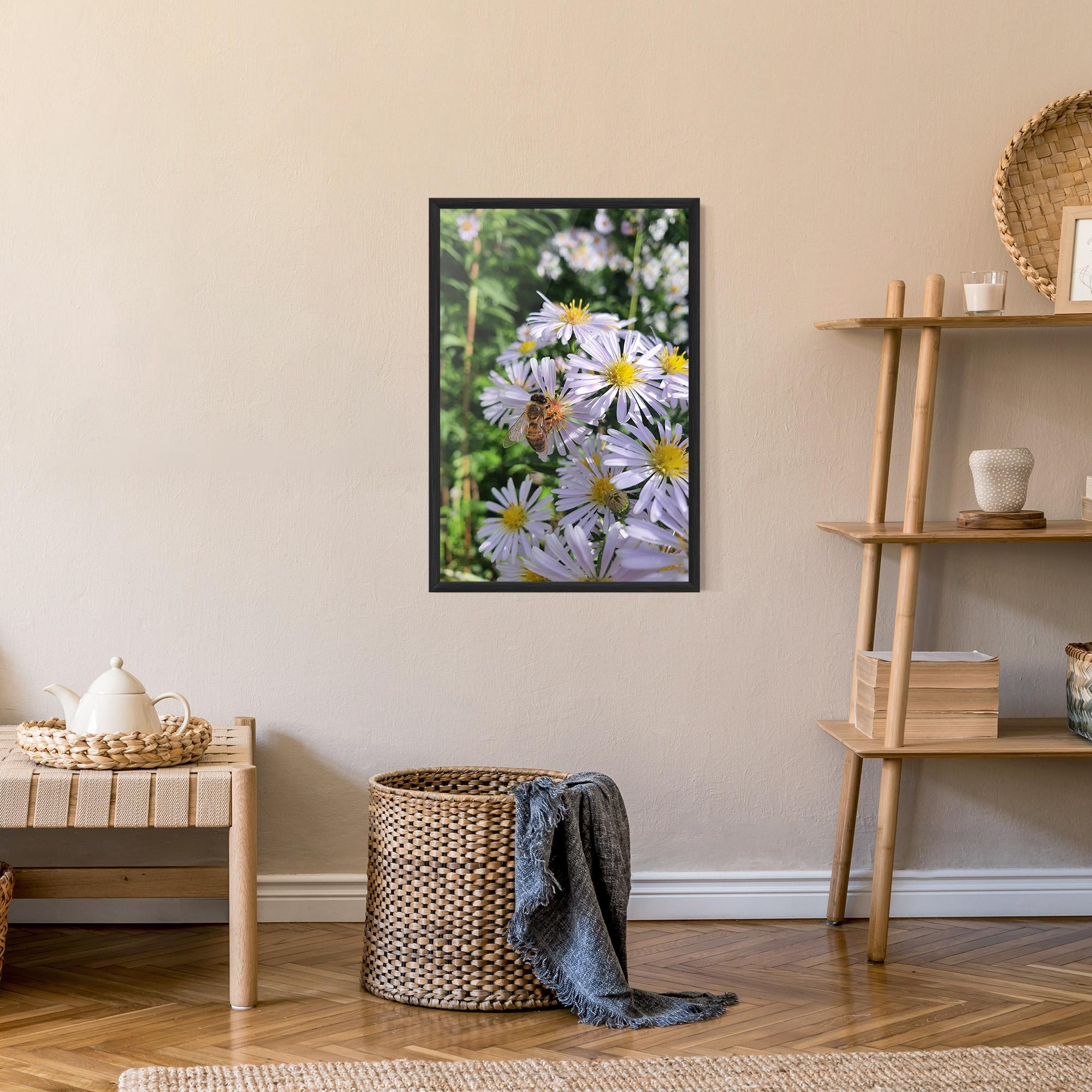 Poster Înrămat Bee On Light Purple Daisy mockup 9