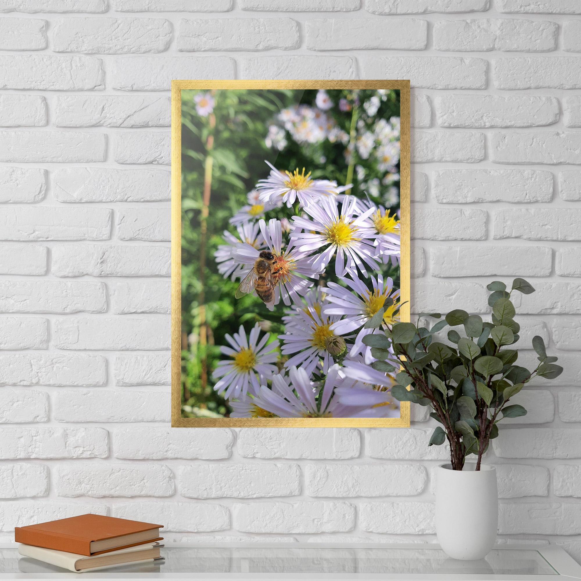 Poster Înrămat Bee On Light Purple Daisy mockup 5