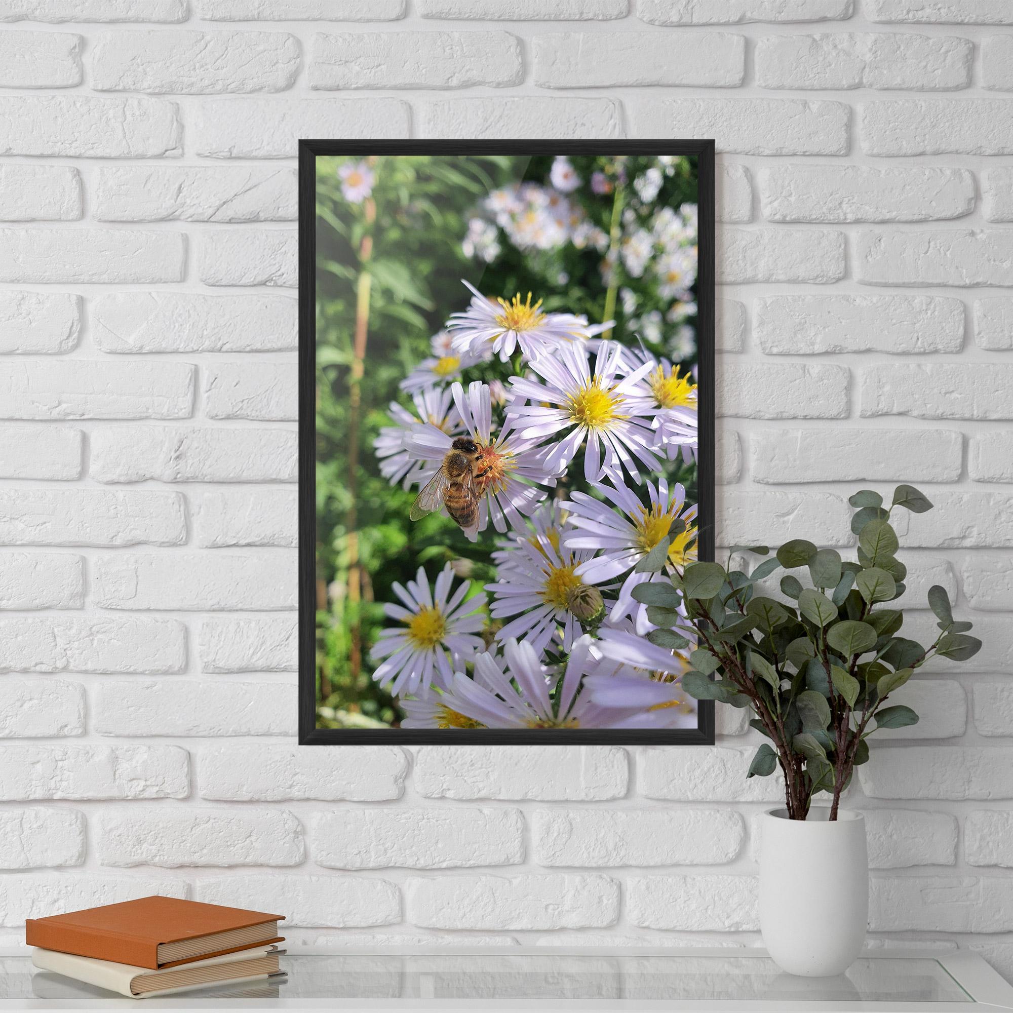 Poster Înrămat Bee On Light Purple Daisy mockup 5