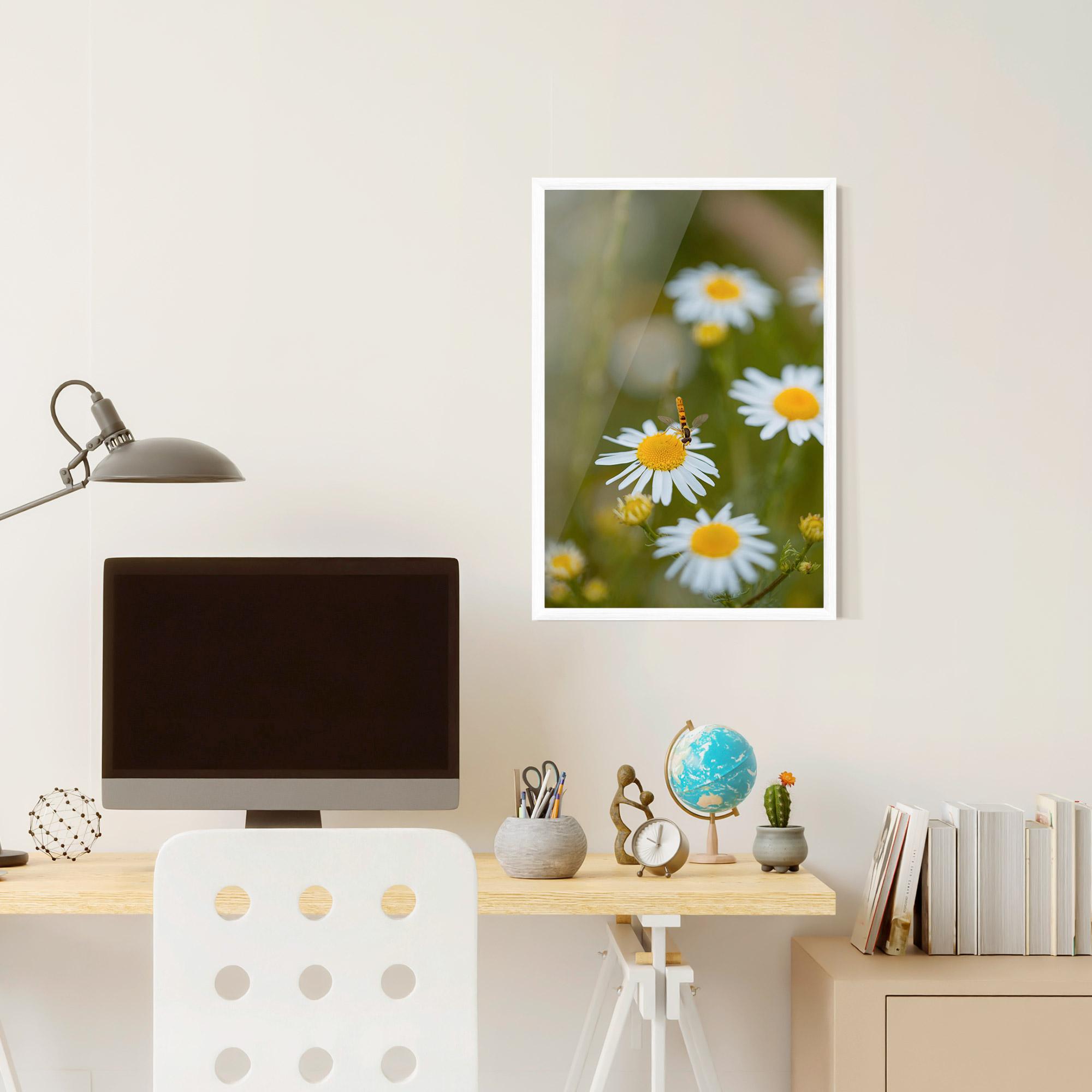 Poster Înrămat Bug On Small Daisy mockup 6