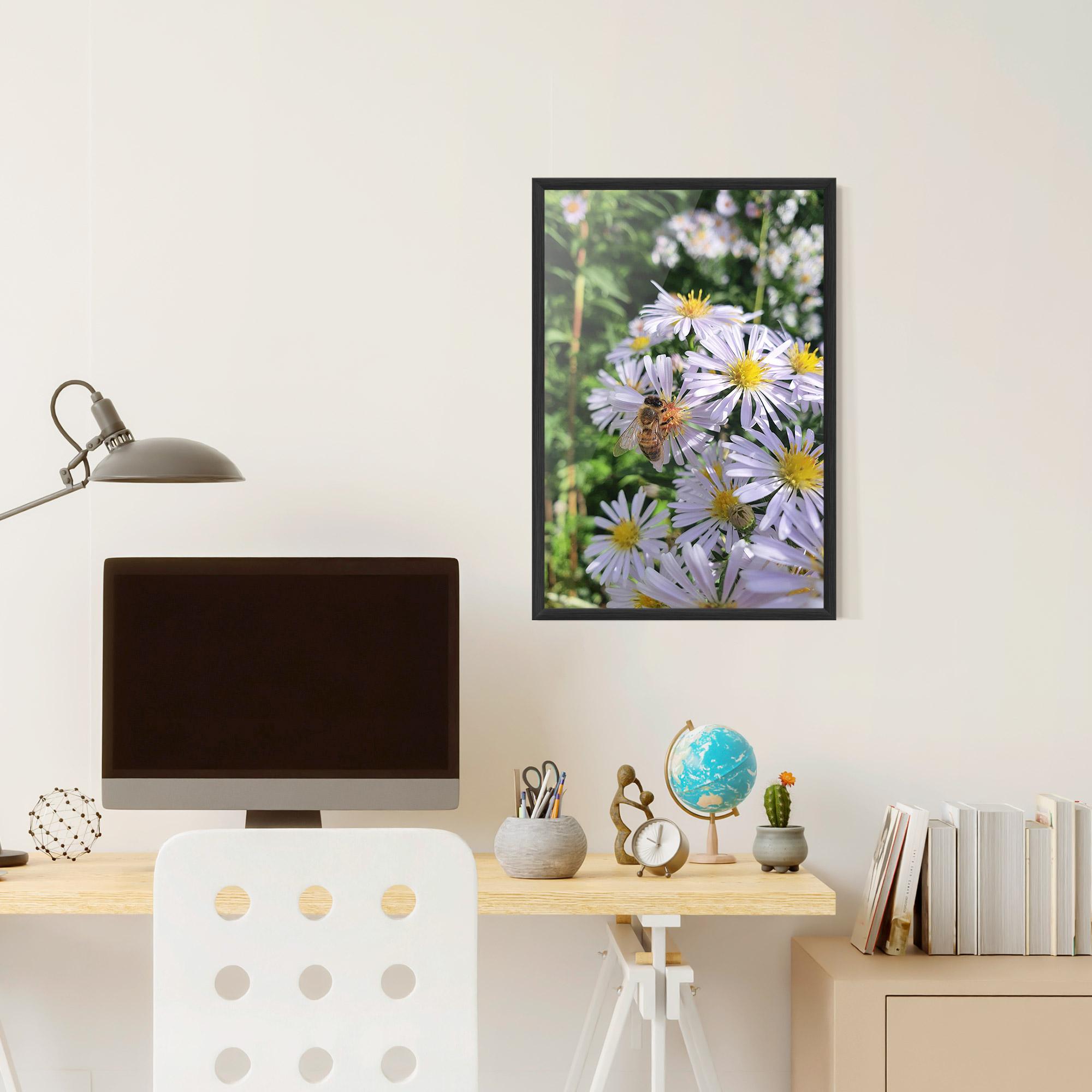 Poster Înrămat Bee On Light Purple Daisy mockup 6