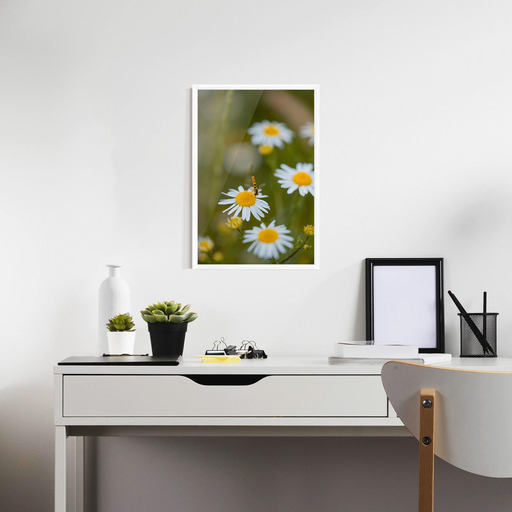 Poster Înrămat Bug On Small Daisy mockup 7