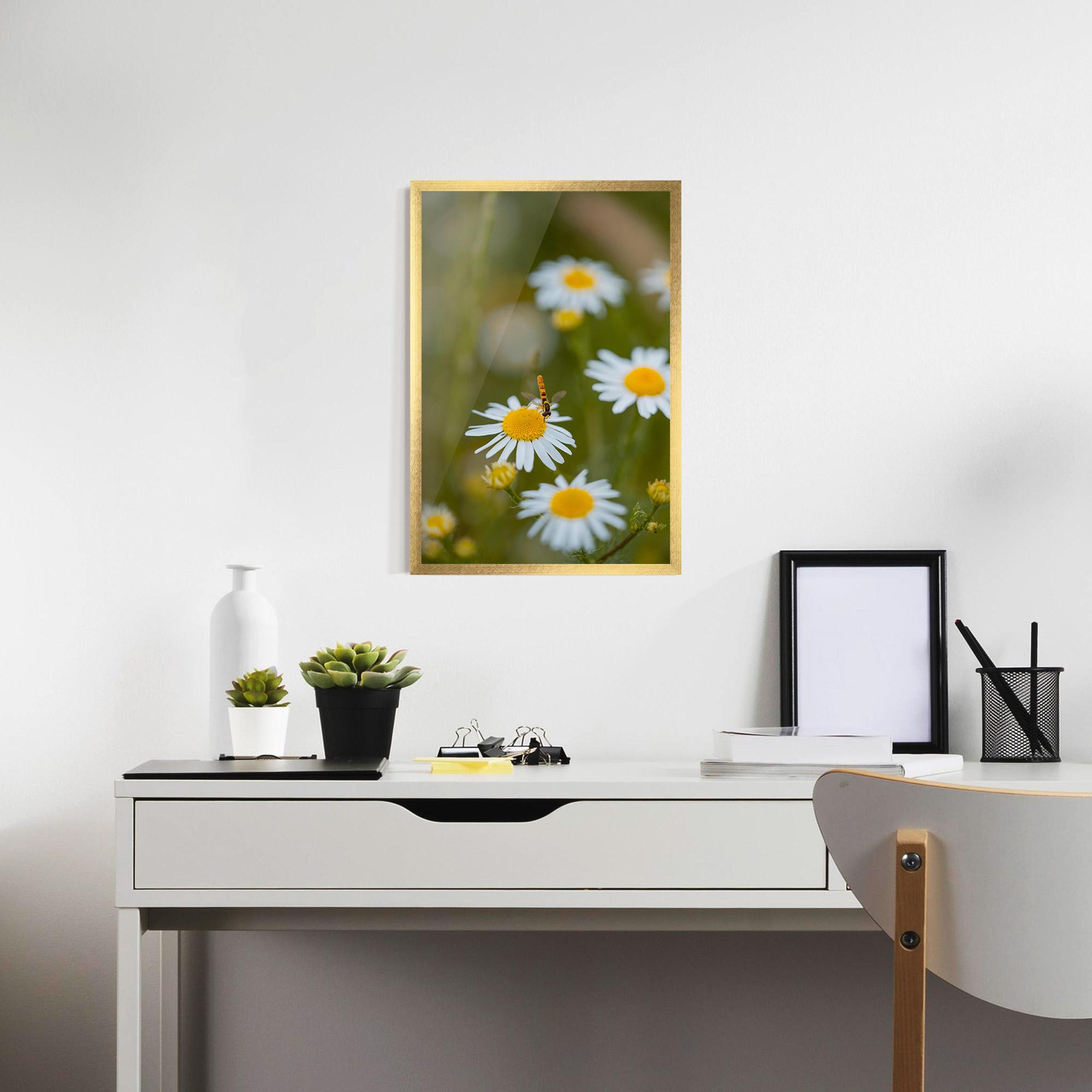 Poster Înrămat Bug On Small Daisy mockup 7