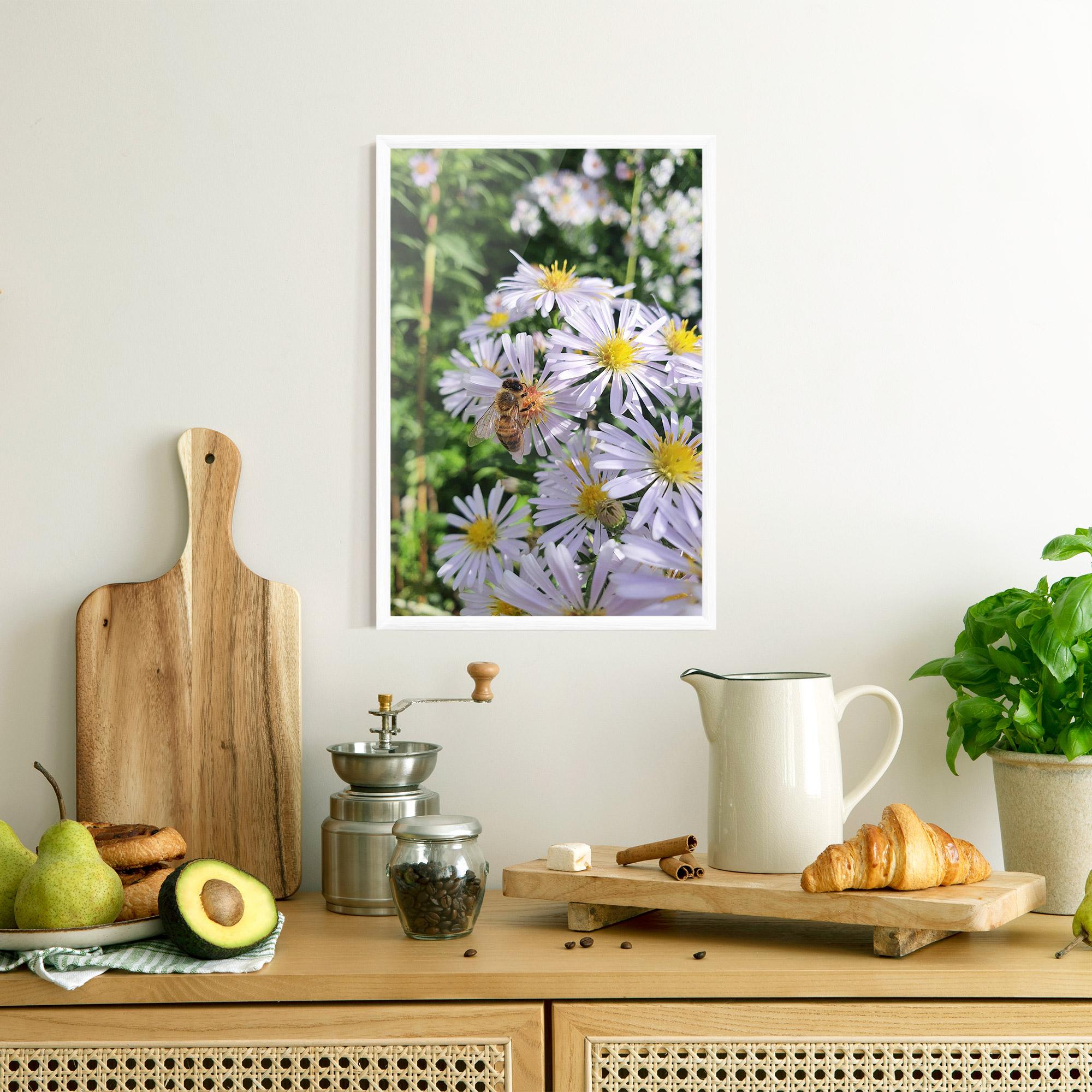 Poster Înrămat Bee On Light Purple Daisy mockup 8