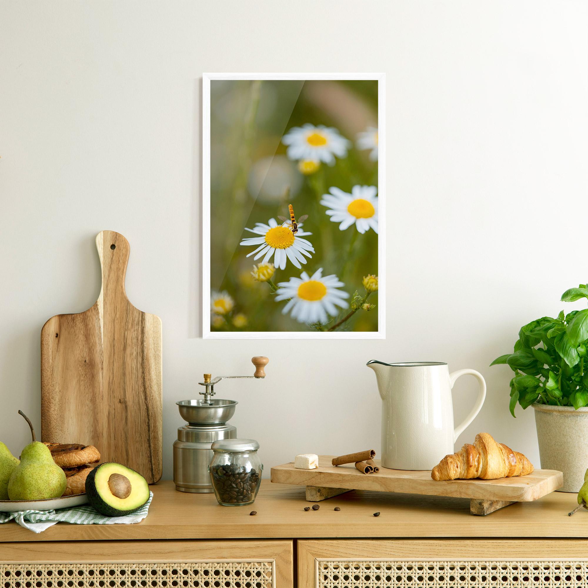 Poster Înrămat Bug On Small Daisy mockup 8