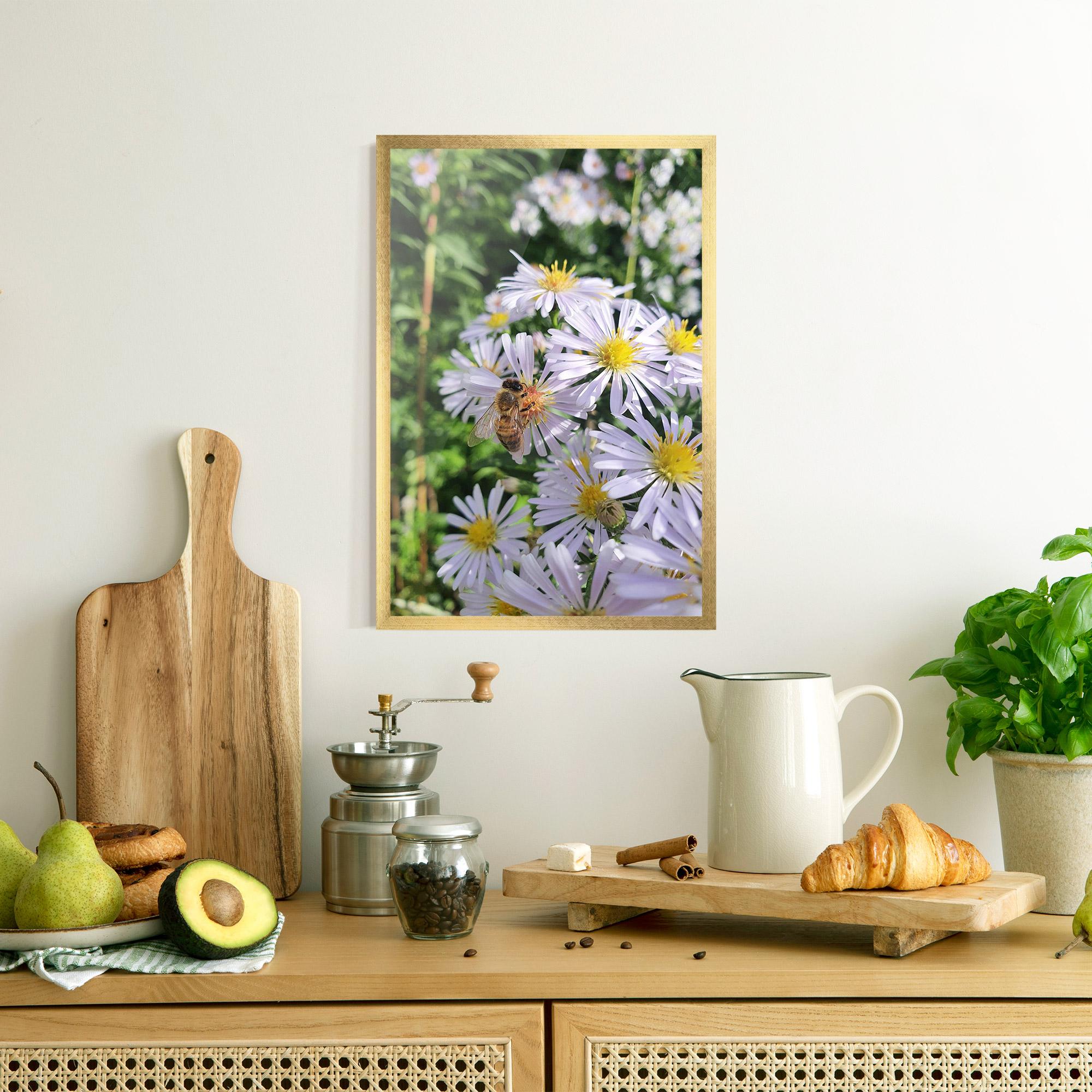 Poster Înrămat Bee On Light Purple Daisy mockup 8