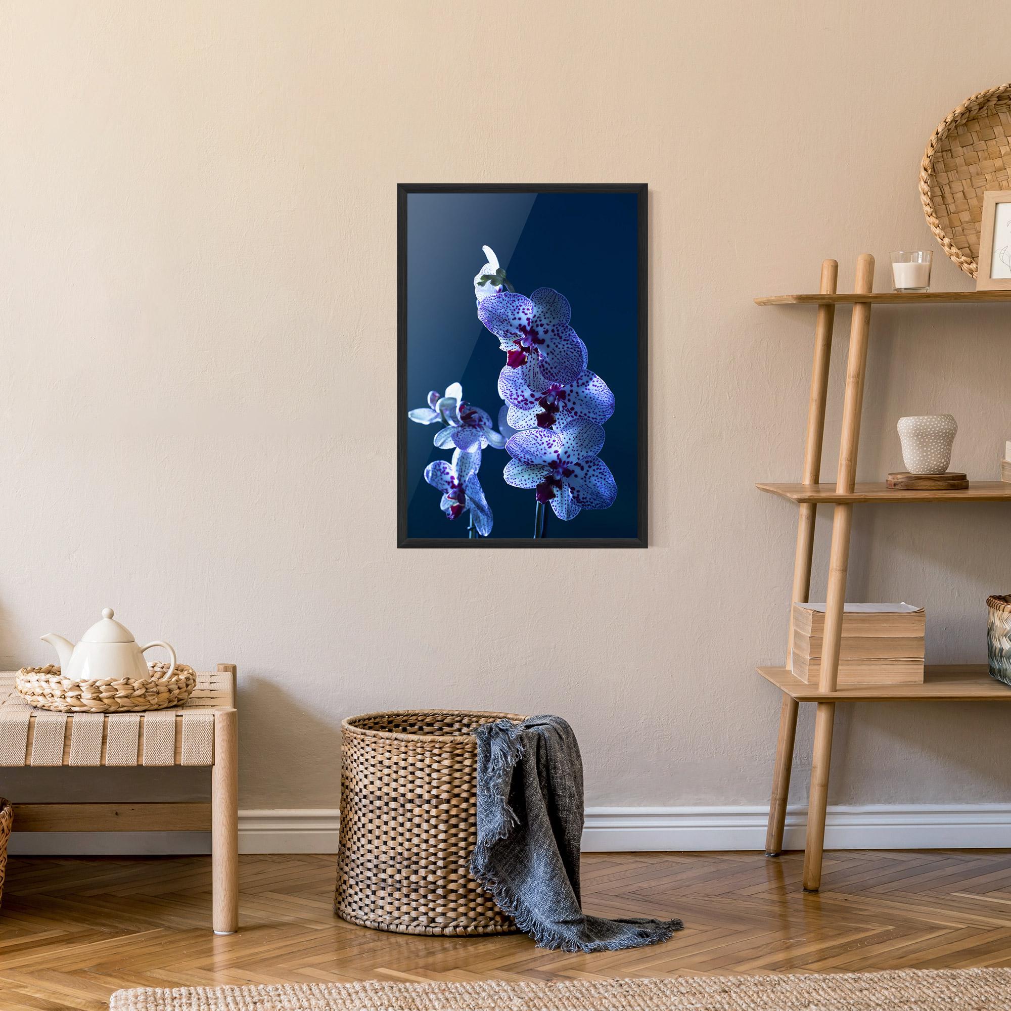 Poster Înrămat Blue Light Orchid mockup 9