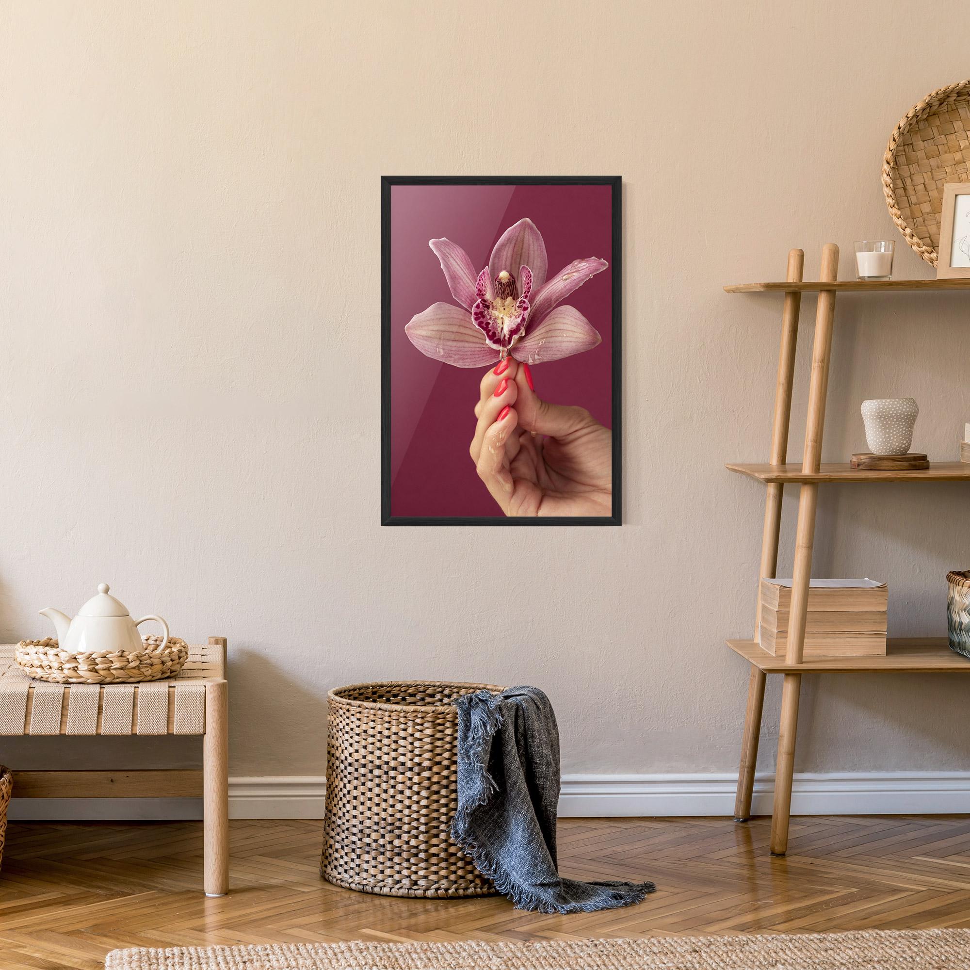 Poster Înrămat Orchid Holding mockup 9