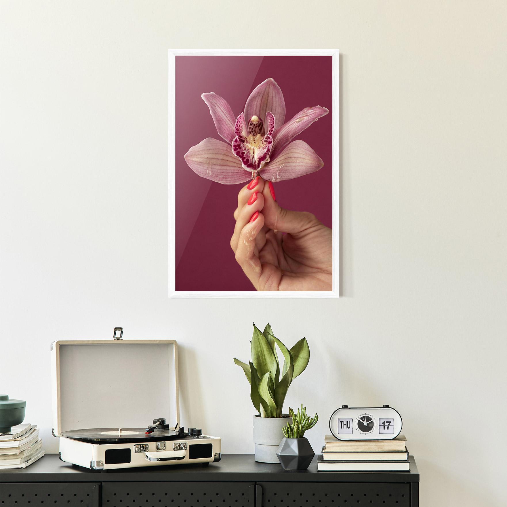 Poster Înrămat Orchid Holding mockup 2