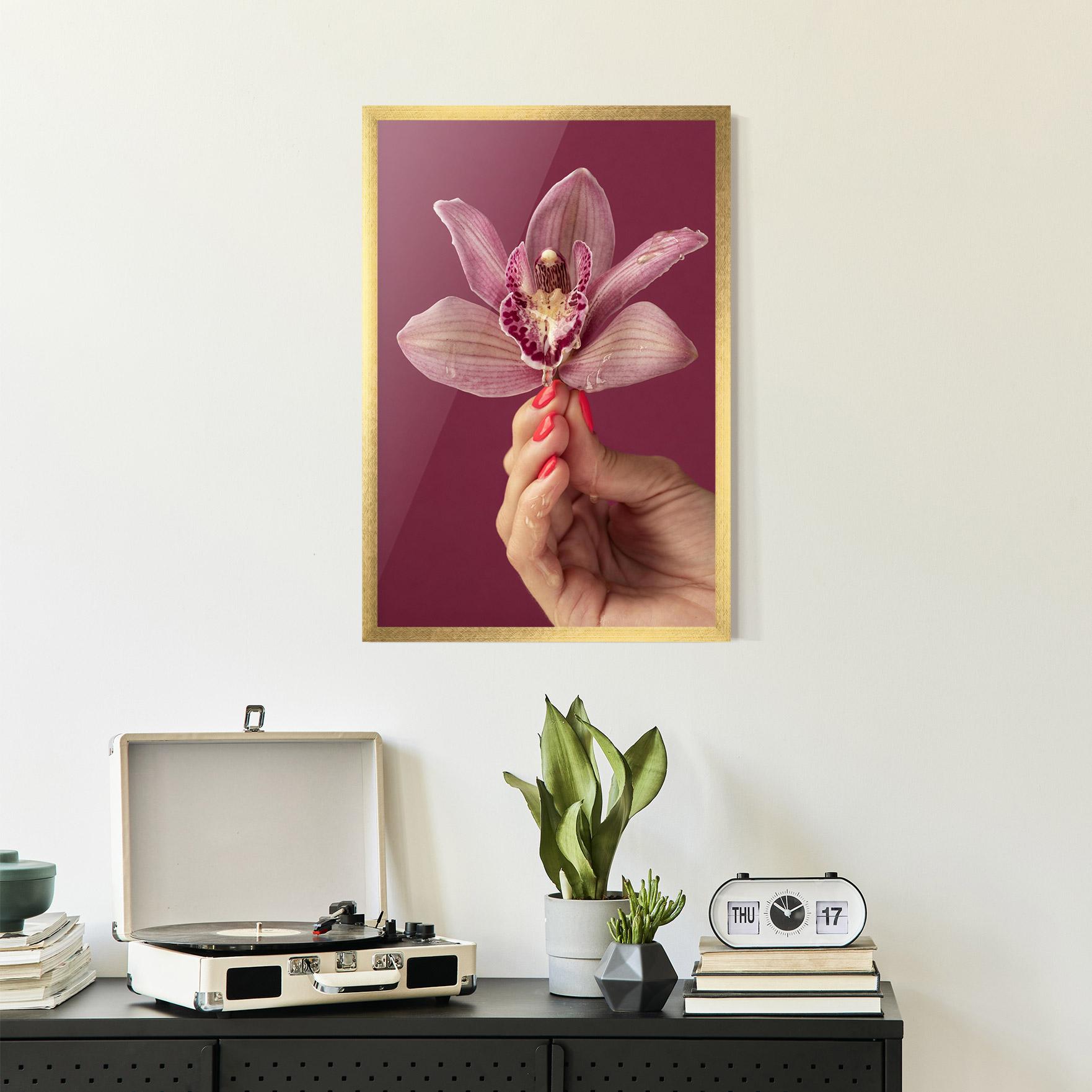 Poster Înrămat Orchid Holding mockup 2