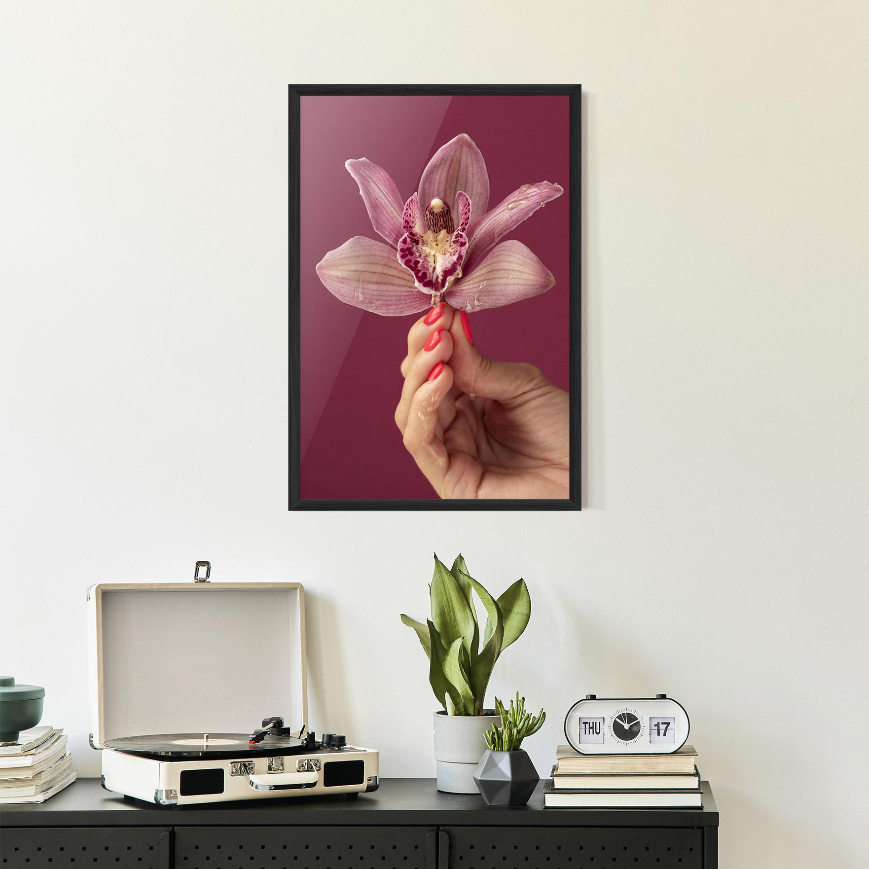 Poster Înrămat Orchid Holding mockup 2