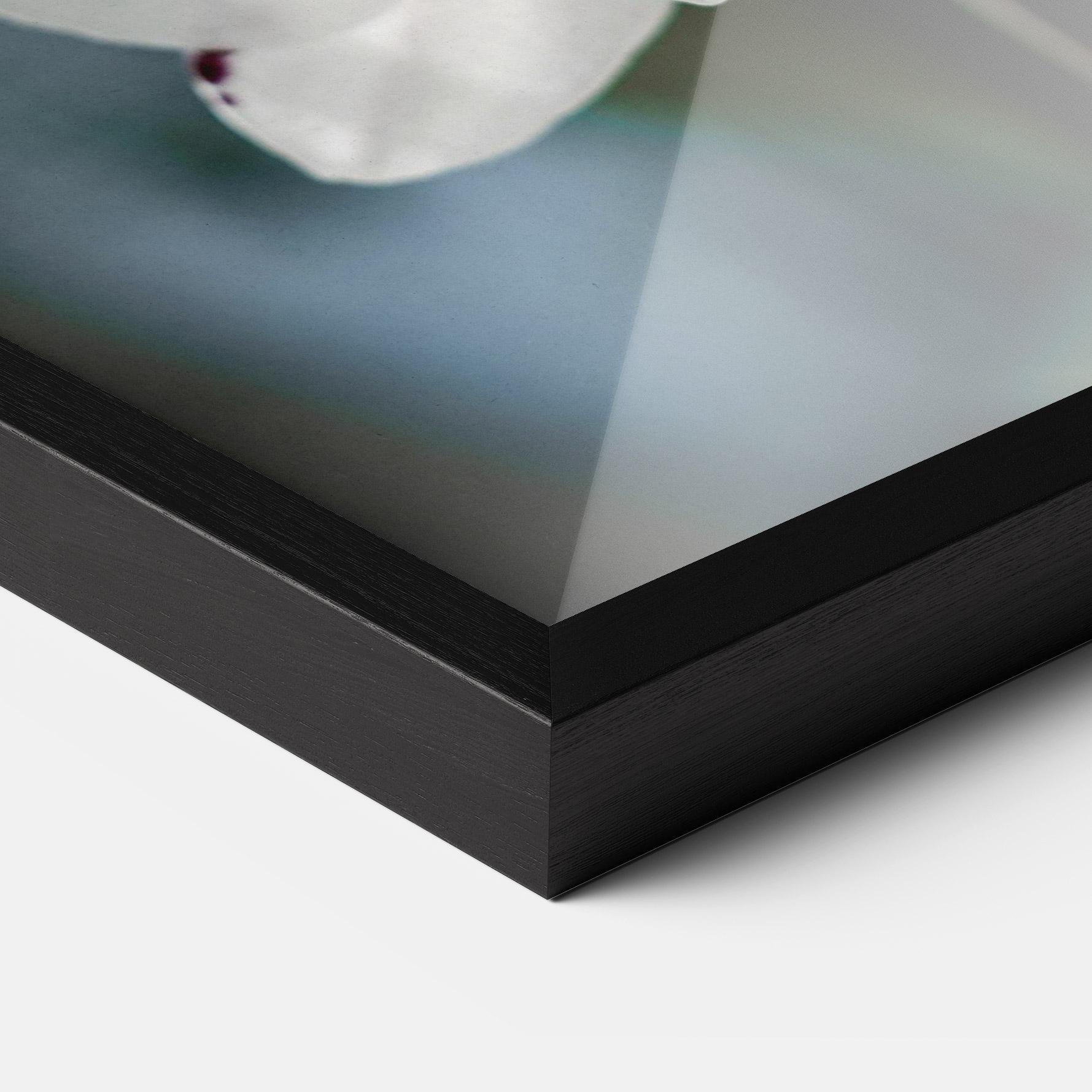 Poster Înrămat Dark Purple Orchid mockup 3