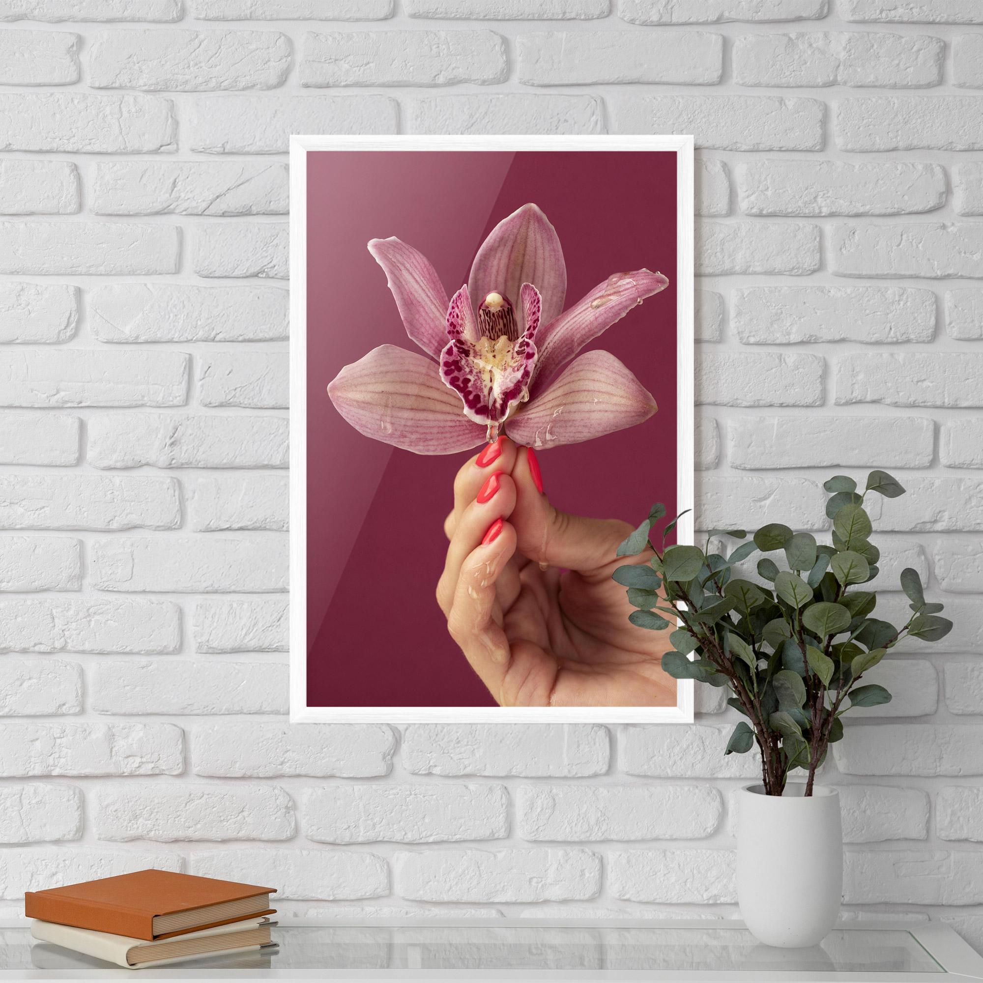 Poster Înrămat Orchid Holding mockup 5