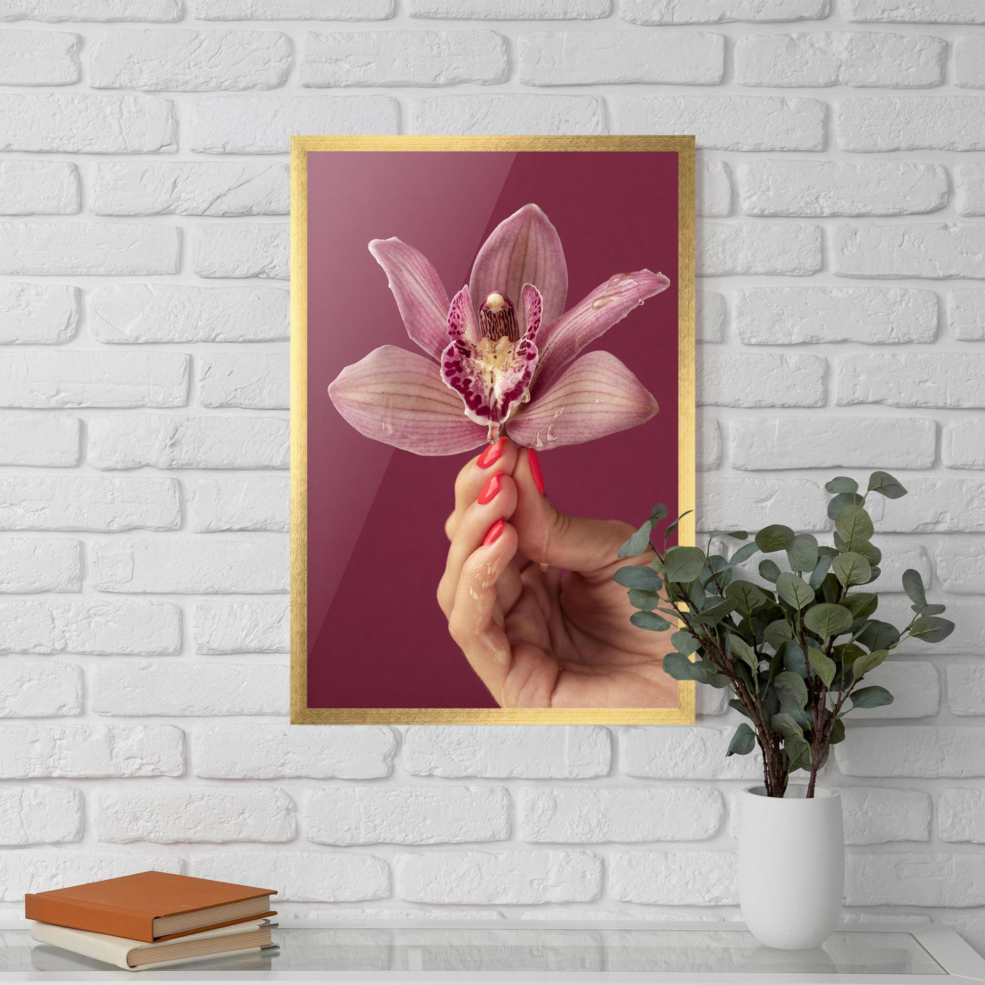 Poster Înrămat Orchid Holding mockup 5