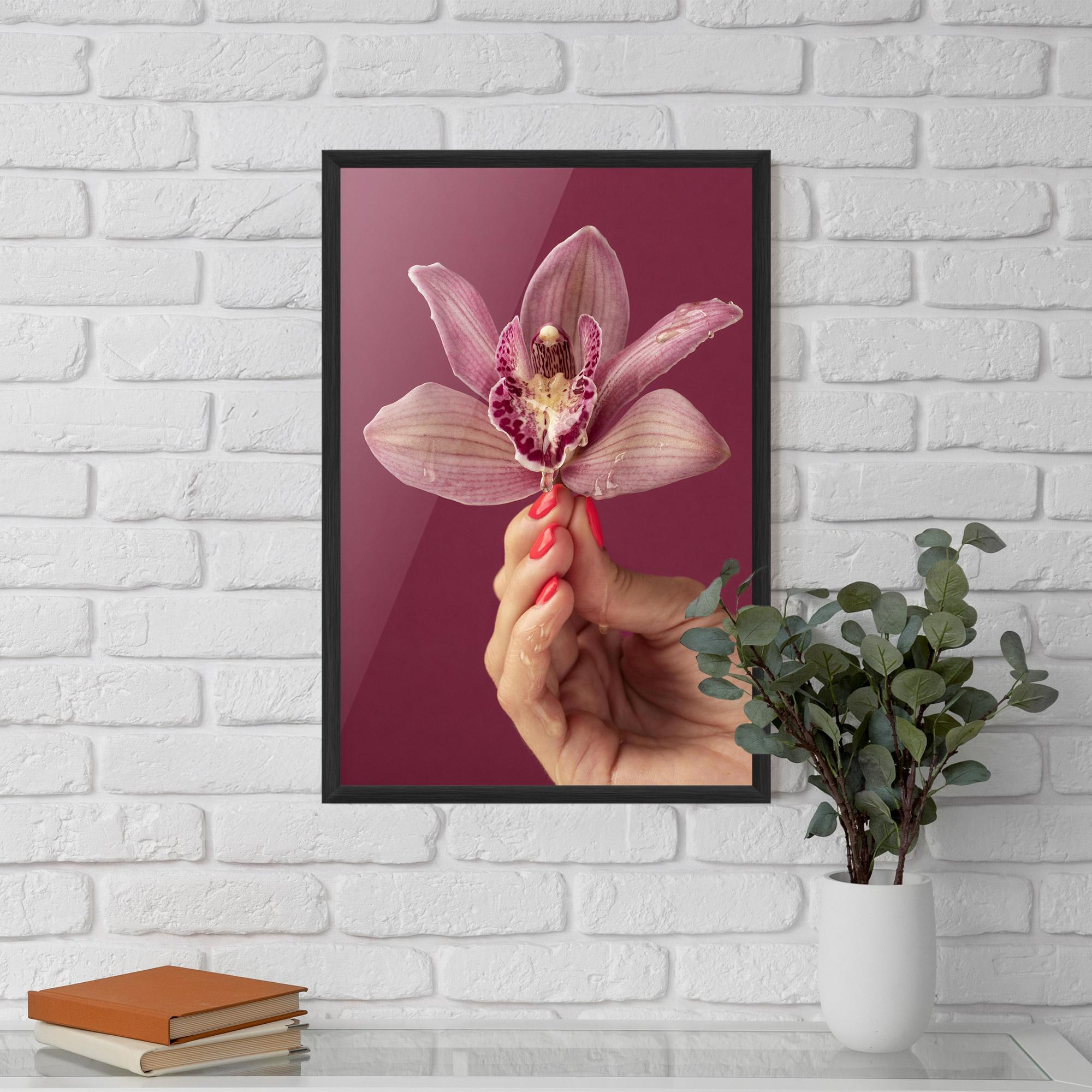 Poster Înrămat Orchid Holding mockup 5