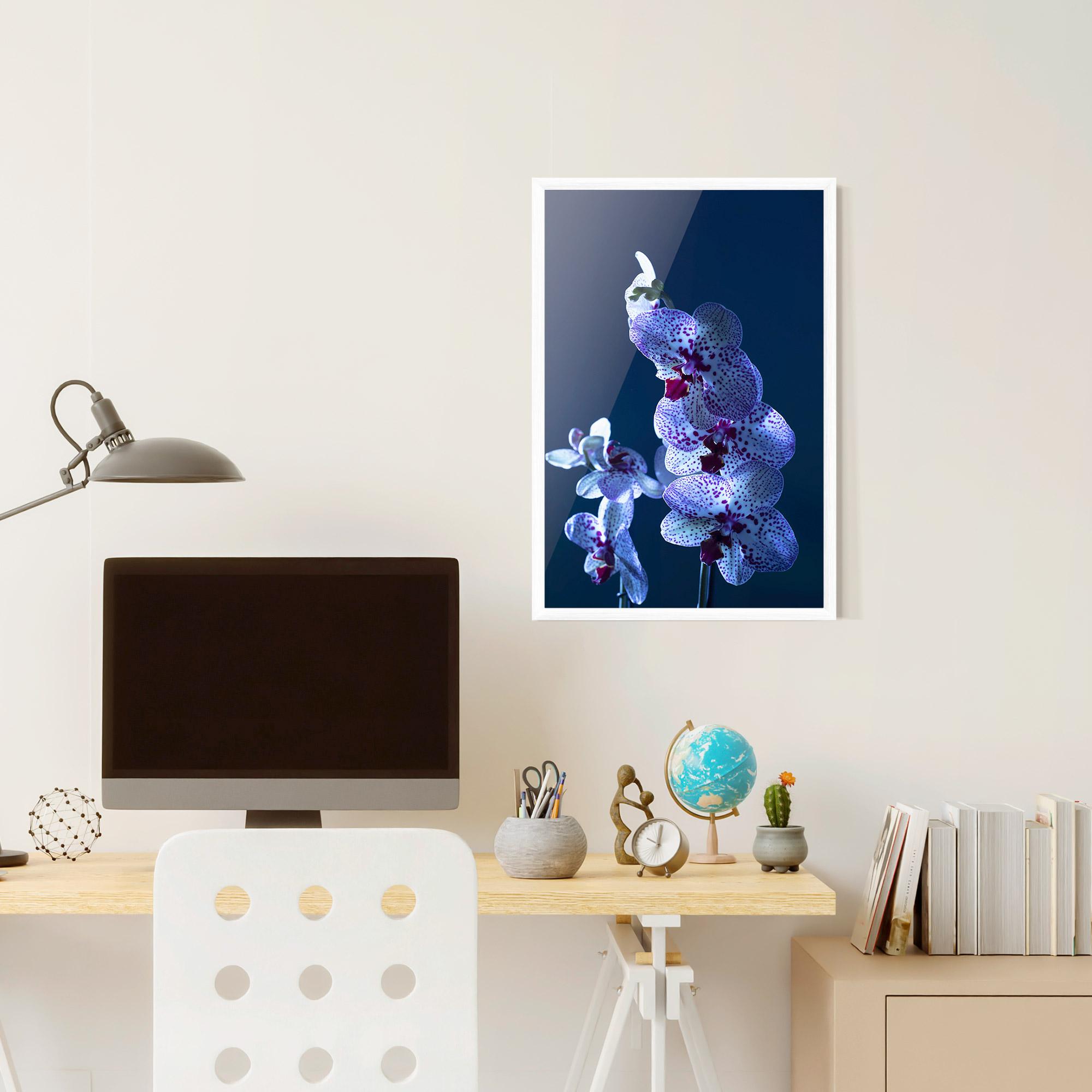 Poster Înrămat Blue Light Orchid mockup 6