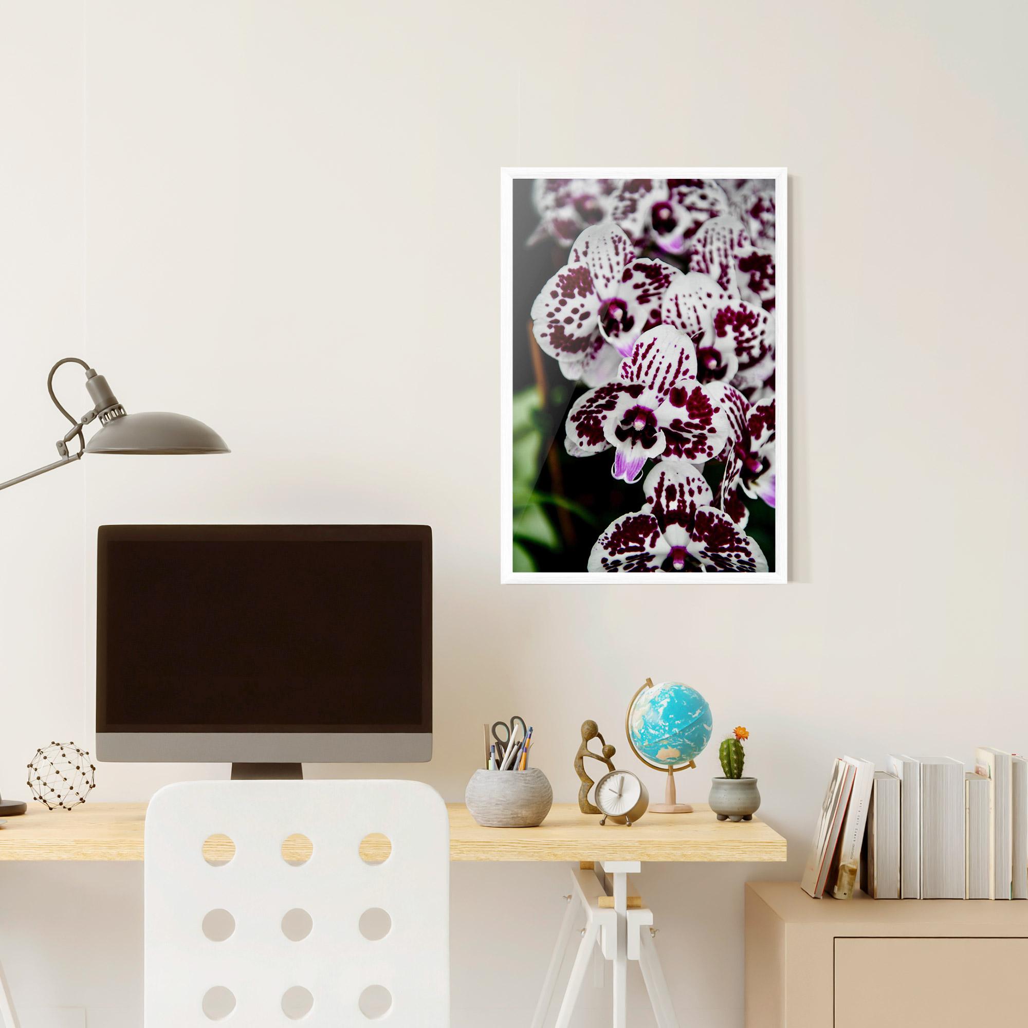 Poster Înrămat Dark Purple Orchids mockup 6