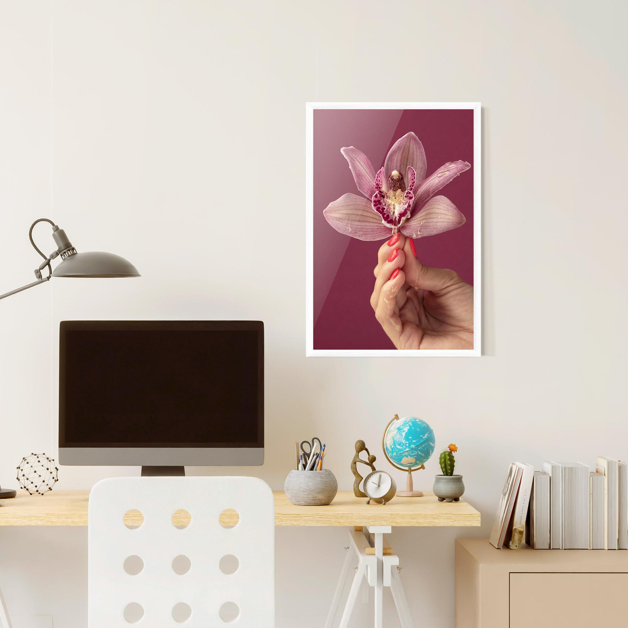 Poster Înrămat Orchid Holding mockup 6
