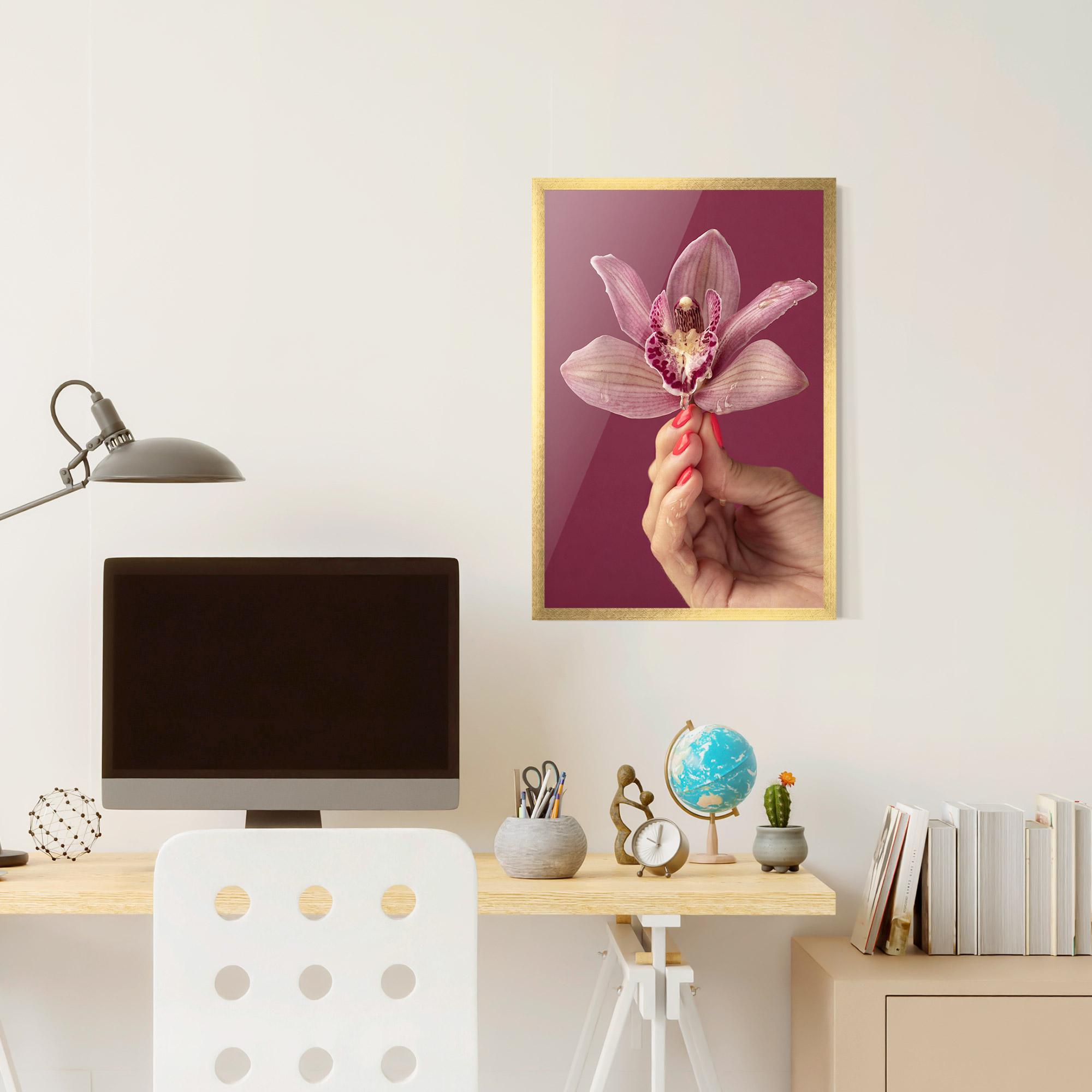 Poster Înrămat Orchid Holding mockup 6