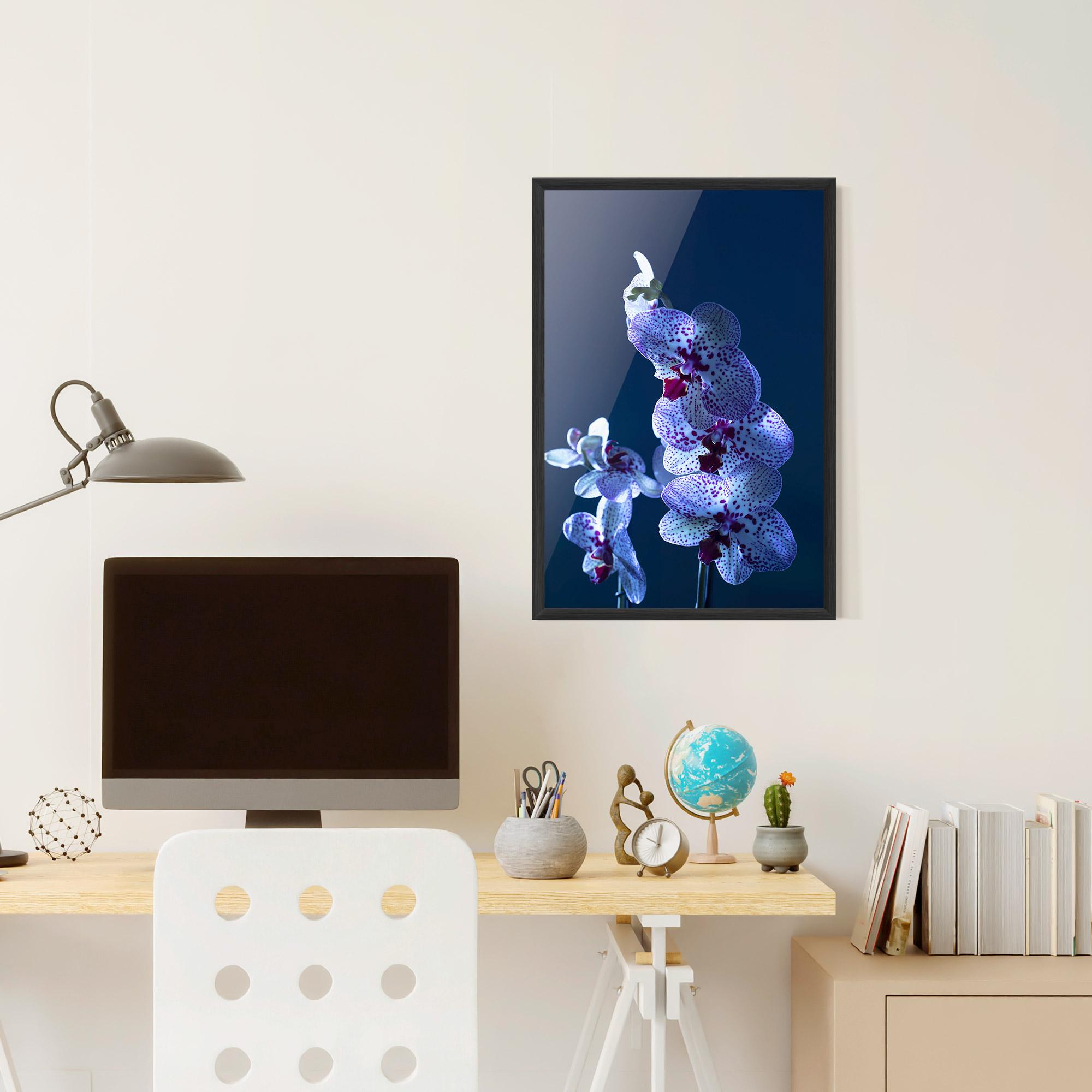 Poster Înrămat Blue Light Orchid mockup 6