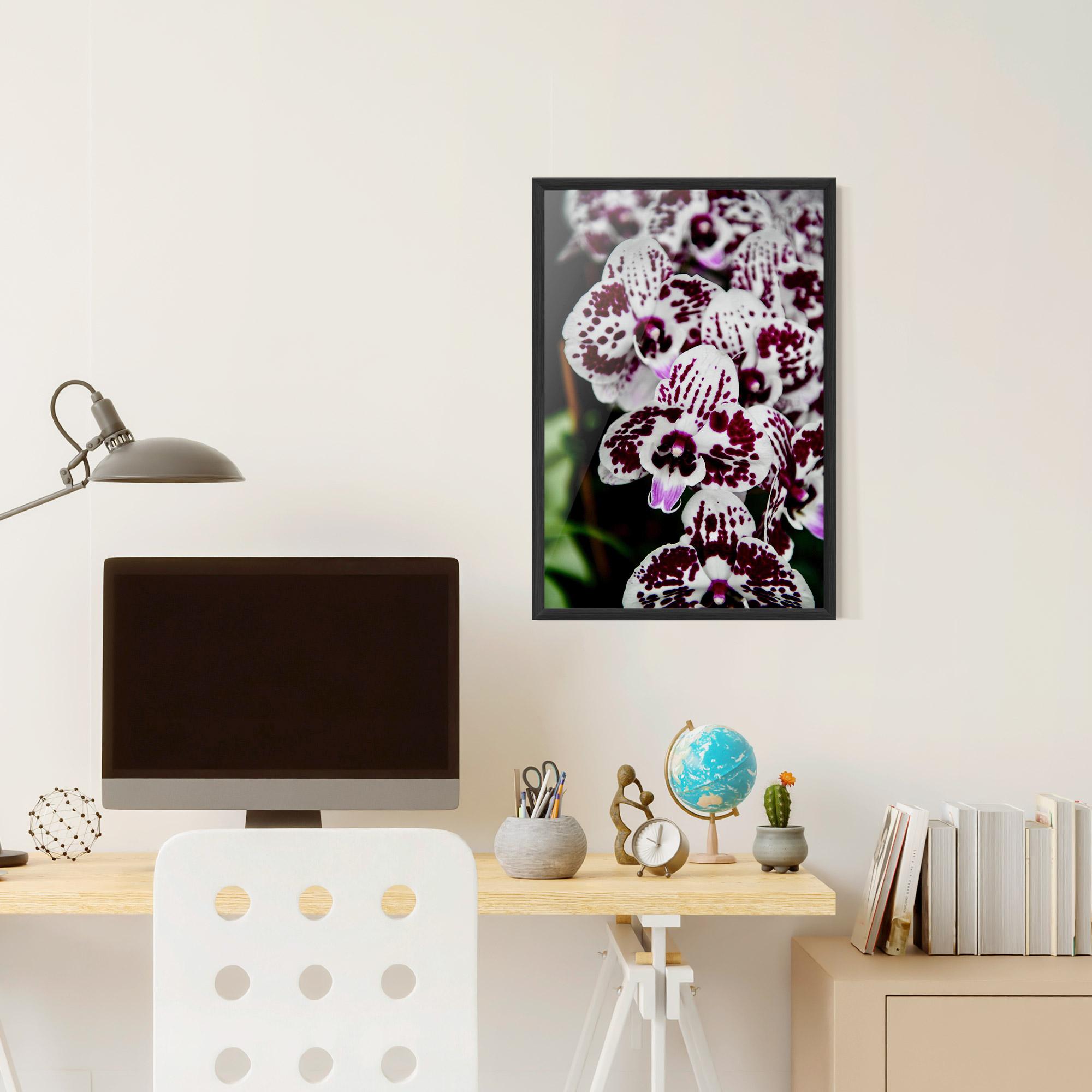 Poster Înrămat Dark Purple Orchids mockup 6