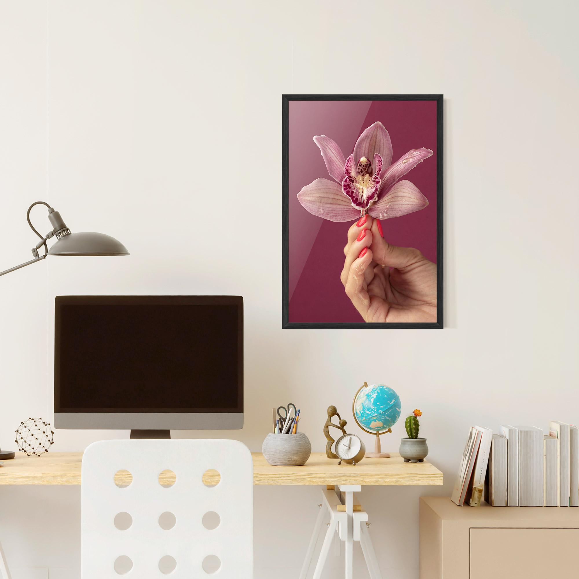 Poster Înrămat Orchid Holding mockup 6